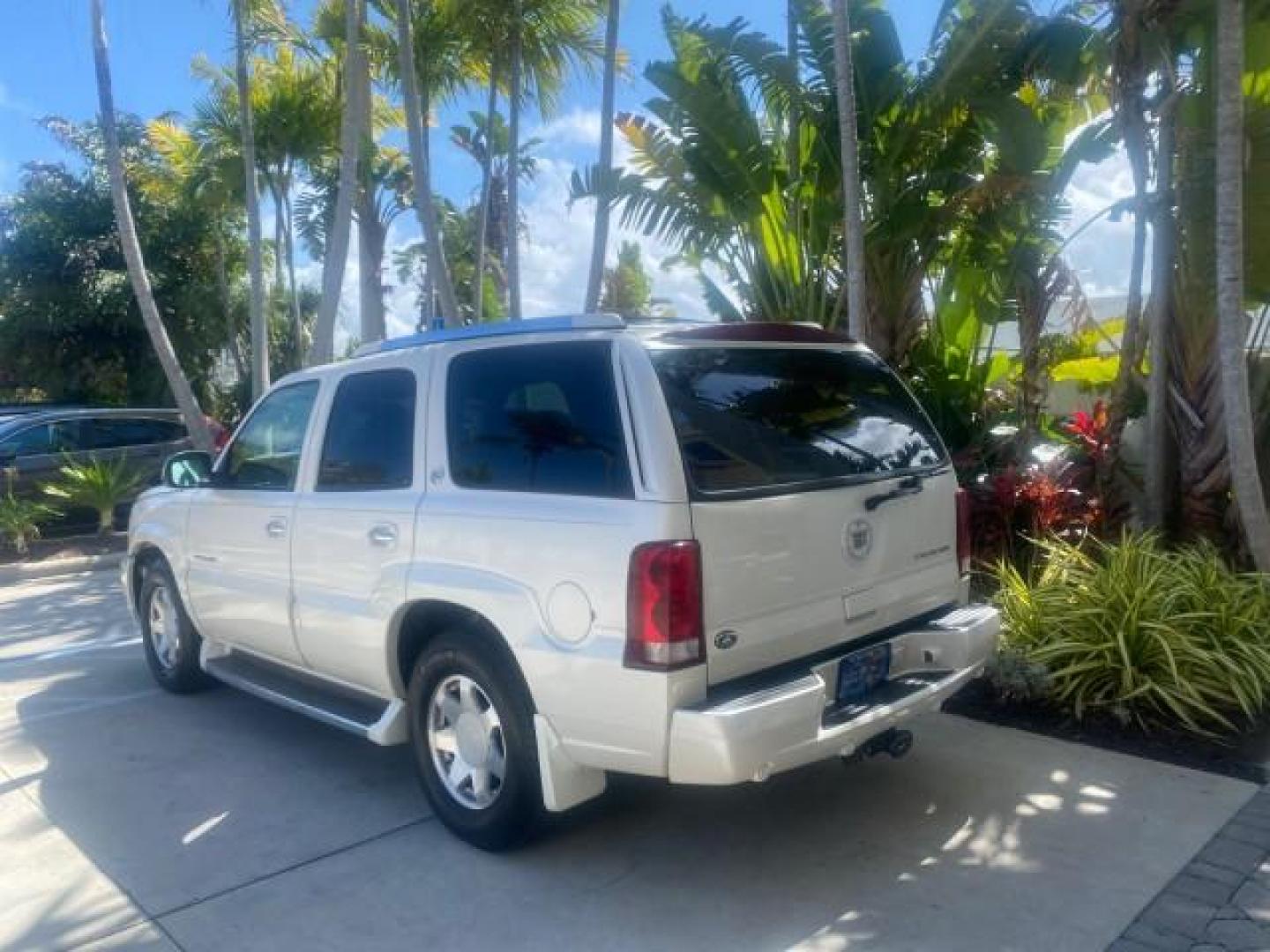 2002 White Diamond /Pewter Cadillac Escalade LOW MILES 67,881 1 OWNER (1GYEC63T92R) with an 5.3L Vortec 1000 SFI V8 Engine engine, Automatic transmission, located at 4701 North Dixie Hwy, Pompano Beach, FL, 33064, (954) 422-2889, 26.240938, -80.123474 - OUR WEBPAGE FLORIDACARS1.COM HAS OVER 100 PHOTOS AND FREE CARFAX LINK 2002 CADILLAC ESCALADE 1 OWNER SUNROOF WHITE DIAMOND PEARL NEW $48,735 VIN: 1GYEC63T92R185082 1 G Y E C 6 3 T 9 2 R 1 8 5 0 8 2 4 DOOR WAGON/SPORT UTILITY 5.3L V8 F GASOLINE 18 MPG REAR WHEEL DRIVE Features ABS Brakes Air Conditio - Photo#5
