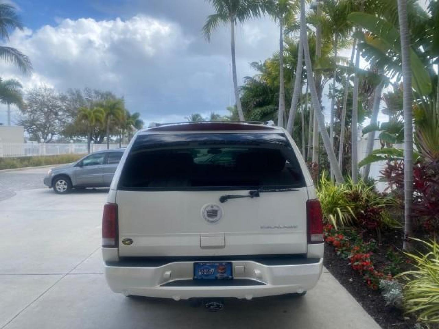 2002 White Diamond /Pewter Cadillac Escalade LOW MILES 67,881 1 OWNER (1GYEC63T92R) with an 5.3L Vortec 1000 SFI V8 Engine engine, Automatic transmission, located at 4701 North Dixie Hwy, Pompano Beach, FL, 33064, (954) 422-2889, 26.240938, -80.123474 - OUR WEBPAGE FLORIDACARS1.COM HAS OVER 100 PHOTOS AND FREE CARFAX LINK 2002 CADILLAC ESCALADE 1 OWNER SUNROOF WHITE DIAMOND PEARL NEW $48,735 VIN: 1GYEC63T92R185082 1 G Y E C 6 3 T 9 2 R 1 8 5 0 8 2 4 DOOR WAGON/SPORT UTILITY 5.3L V8 F GASOLINE 18 MPG REAR WHEEL DRIVE Features ABS Brakes Air Conditio - Photo#6