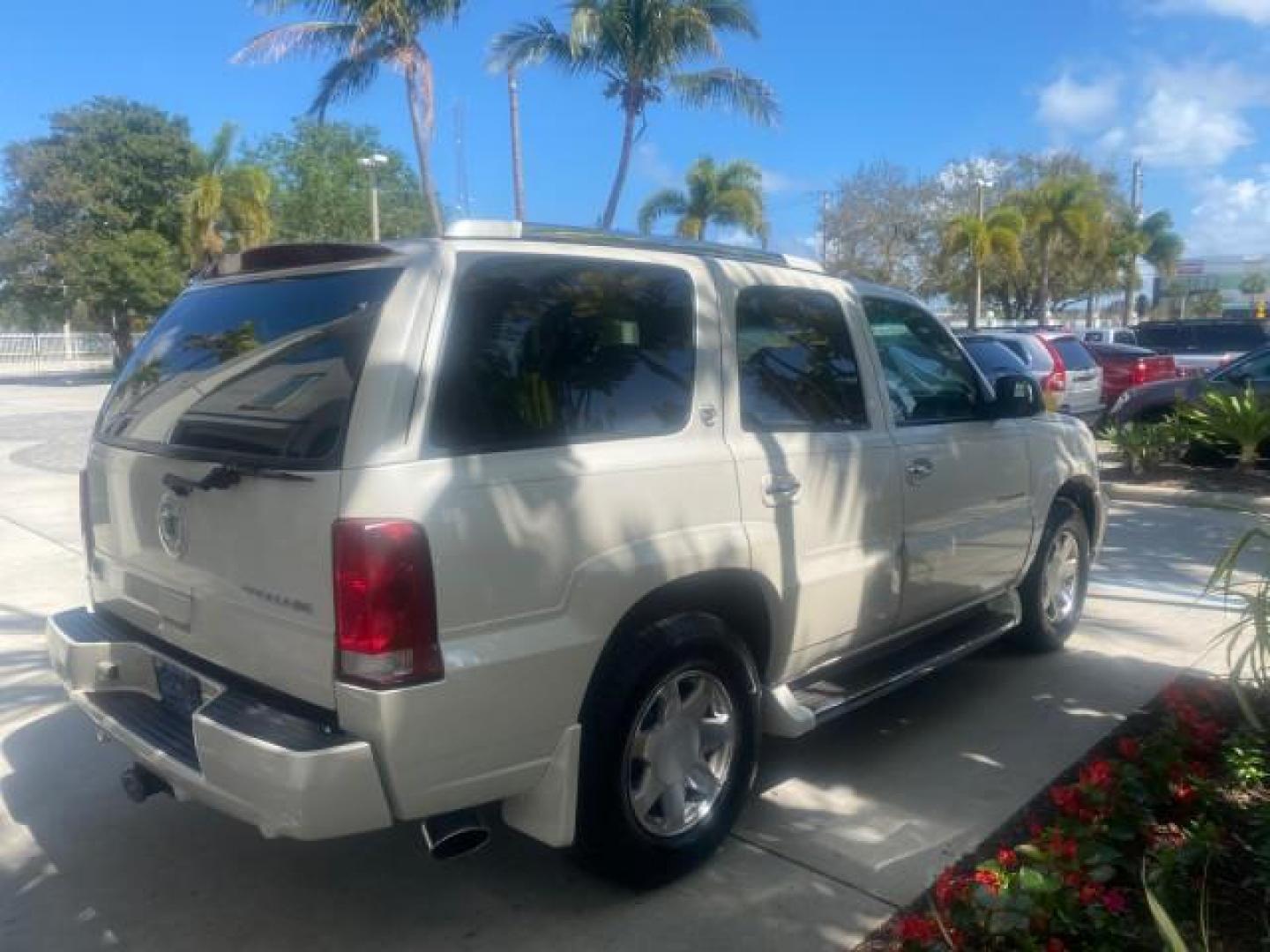 2002 White Diamond /Pewter Cadillac Escalade LOW MILES 67,881 1 OWNER (1GYEC63T92R) with an 5.3L Vortec 1000 SFI V8 Engine engine, Automatic transmission, located at 4701 North Dixie Hwy, Pompano Beach, FL, 33064, (954) 422-2889, 26.240938, -80.123474 - OUR WEBPAGE FLORIDACARS1.COM HAS OVER 100 PHOTOS AND FREE CARFAX LINK 2002 CADILLAC ESCALADE 1 OWNER SUNROOF WHITE DIAMOND PEARL NEW $48,735 VIN: 1GYEC63T92R185082 1 G Y E C 6 3 T 9 2 R 1 8 5 0 8 2 4 DOOR WAGON/SPORT UTILITY 5.3L V8 F GASOLINE 18 MPG REAR WHEEL DRIVE Features ABS Brakes Air Conditio - Photo#7