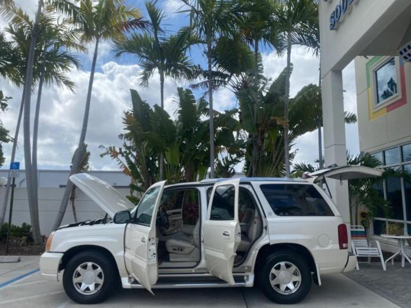 2002 White Diamond /Pewter Cadillac Escalade LOW MILES 67,881 1 OWNER (1GYEC63T92R) with an 5.3L Vortec 1000 SFI V8 Engine engine, Automatic transmission, located at 4701 North Dixie Hwy, Pompano Beach, FL, 33064, (954) 422-2889, 26.240938, -80.123474 - OUR WEBPAGE FLORIDACARS1.COM HAS OVER 100 PHOTOS AND FREE CARFAX LINK 2002 CADILLAC ESCALADE 1 OWNER SUNROOF WHITE DIAMOND PEARL NEW $48,735 VIN: 1GYEC63T92R185082 1 G Y E C 6 3 T 9 2 R 1 8 5 0 8 2 4 DOOR WAGON/SPORT UTILITY 5.3L V8 F GASOLINE 18 MPG REAR WHEEL DRIVE Features ABS Brakes Air Conditio - Photo#8