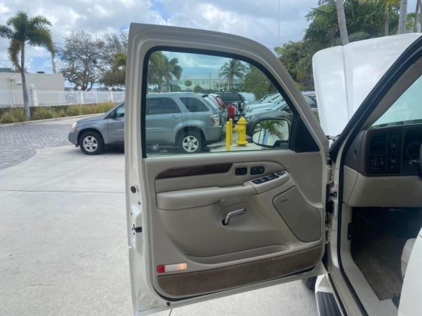 2002 White Diamond /Pewter Cadillac Escalade LOW MILES 67,881 1 OWNER (1GYEC63T92R) with an 5.3L Vortec 1000 SFI V8 Engine engine, Automatic transmission, located at 4701 North Dixie Hwy, Pompano Beach, FL, 33064, (954) 422-2889, 26.240938, -80.123474 - OUR WEBPAGE FLORIDACARS1.COM HAS OVER 100 PHOTOS AND FREE CARFAX LINK 2002 CADILLAC ESCALADE 1 OWNER SUNROOF WHITE DIAMOND PEARL NEW $48,735 VIN: 1GYEC63T92R185082 1 G Y E C 6 3 T 9 2 R 1 8 5 0 8 2 4 DOOR WAGON/SPORT UTILITY 5.3L V8 F GASOLINE 18 MPG REAR WHEEL DRIVE Features ABS Brakes Air Conditio - Photo#9
