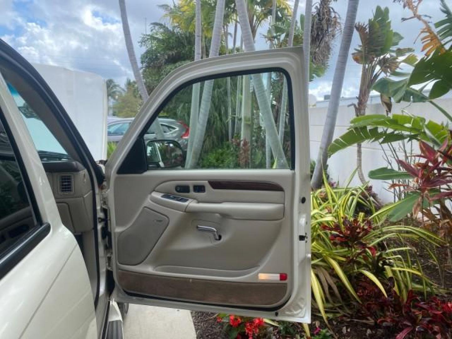 2002 White Diamond /Pewter Cadillac Escalade LOW MILES 67,881 1 OWNER (1GYEC63T92R) with an 5.3L Vortec 1000 SFI V8 Engine engine, Automatic transmission, located at 4701 North Dixie Hwy, Pompano Beach, FL, 33064, (954) 422-2889, 26.240938, -80.123474 - OUR WEBPAGE FLORIDACARS1.COM HAS OVER 100 PHOTOS AND FREE CARFAX LINK 2002 CADILLAC ESCALADE 1 OWNER SUNROOF WHITE DIAMOND PEARL NEW $48,735 VIN: 1GYEC63T92R185082 1 G Y E C 6 3 T 9 2 R 1 8 5 0 8 2 4 DOOR WAGON/SPORT UTILITY 5.3L V8 F GASOLINE 18 MPG REAR WHEEL DRIVE Features ABS Brakes Air Conditio - Photo#11