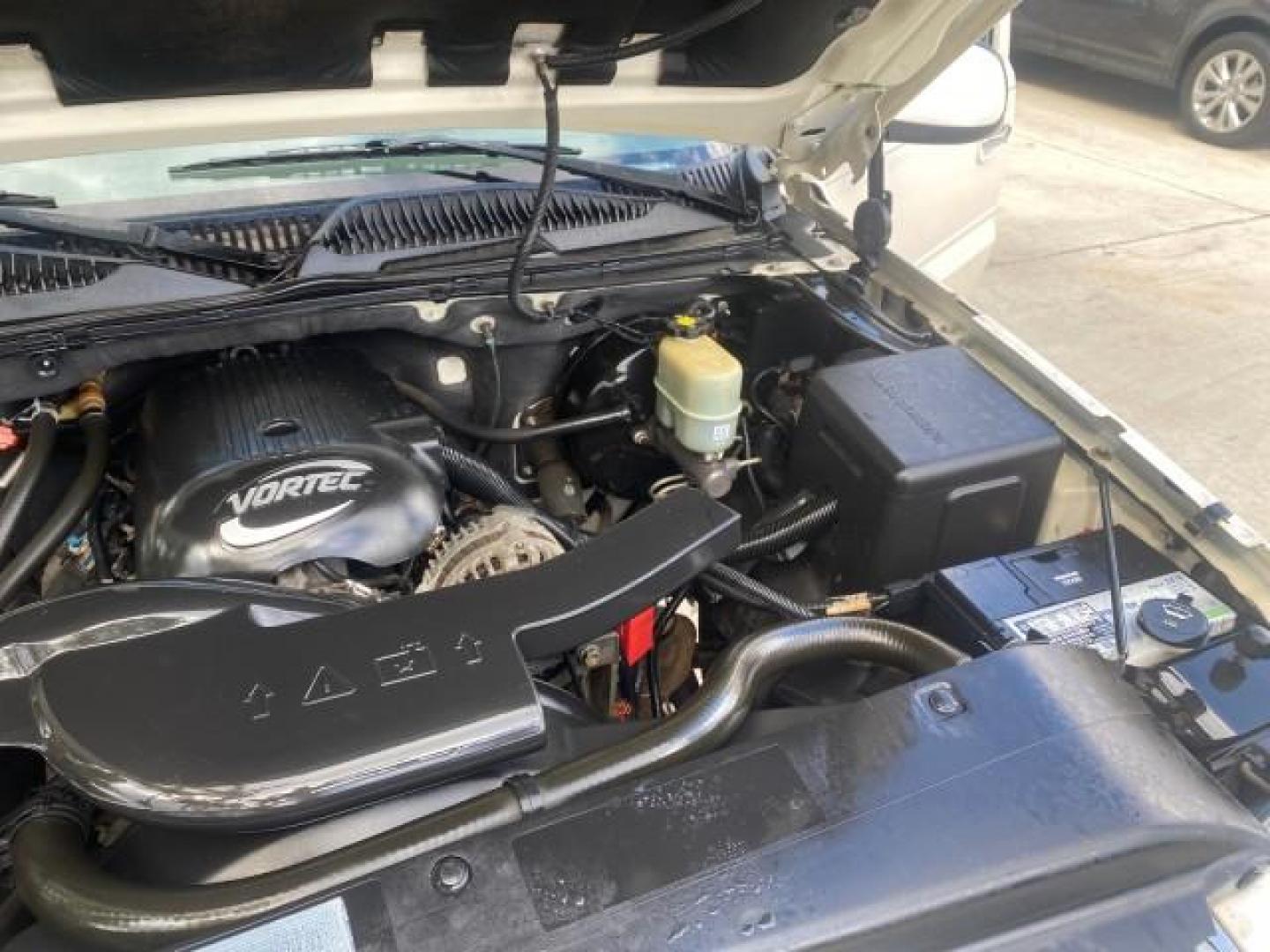 2002 White Diamond /Pewter Cadillac Escalade LOW MILES 67,881 1 OWNER (1GYEC63T92R) with an 5.3L Vortec 1000 SFI V8 Engine engine, Automatic transmission, located at 4701 North Dixie Hwy, Pompano Beach, FL, 33064, (954) 422-2889, 26.240938, -80.123474 - OUR WEBPAGE FLORIDACARS1.COM HAS OVER 100 PHOTOS AND FREE CARFAX LINK 2002 CADILLAC ESCALADE 1 OWNER SUNROOF WHITE DIAMOND PEARL NEW $48,735 VIN: 1GYEC63T92R185082 1 G Y E C 6 3 T 9 2 R 1 8 5 0 8 2 4 DOOR WAGON/SPORT UTILITY 5.3L V8 F GASOLINE 18 MPG REAR WHEEL DRIVE Features ABS Brakes Air Conditio - Photo#25