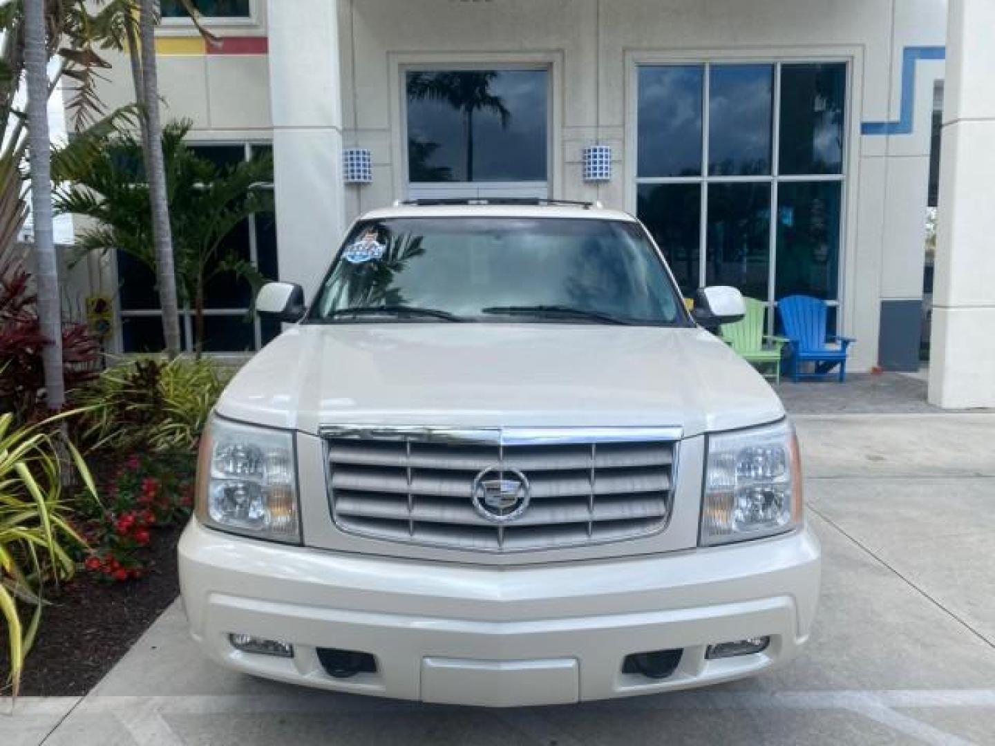 2002 White Diamond /Pewter Cadillac Escalade LOW MILES 67,881 1 OWNER (1GYEC63T92R) with an 5.3L Vortec 1000 SFI V8 Engine engine, Automatic transmission, located at 4701 North Dixie Hwy, Pompano Beach, FL, 33064, (954) 422-2889, 26.240938, -80.123474 - OUR WEBPAGE FLORIDACARS1.COM HAS OVER 100 PHOTOS AND FREE CARFAX LINK 2002 CADILLAC ESCALADE 1 OWNER SUNROOF WHITE DIAMOND PEARL NEW $48,735 VIN: 1GYEC63T92R185082 1 G Y E C 6 3 T 9 2 R 1 8 5 0 8 2 4 DOOR WAGON/SPORT UTILITY 5.3L V8 F GASOLINE 18 MPG REAR WHEEL DRIVE Features ABS Brakes Air Conditio - Photo#27