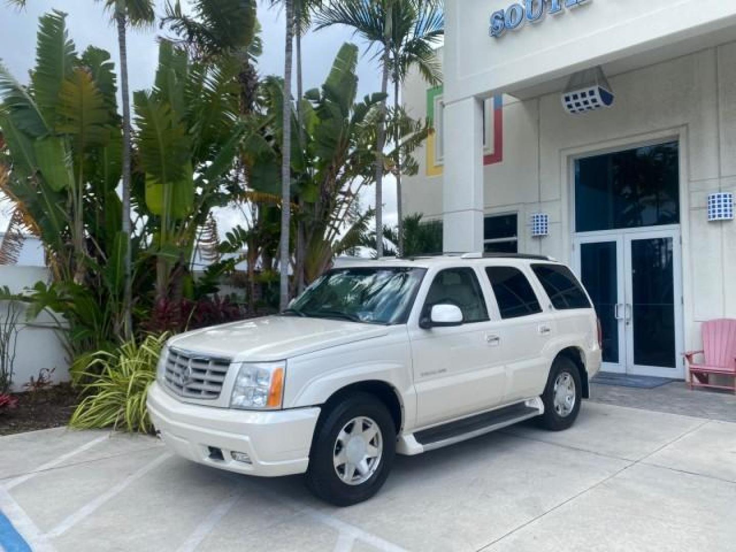 2002 White Diamond /Pewter Cadillac Escalade LOW MILES 67,881 1 OWNER (1GYEC63T92R) with an 5.3L Vortec 1000 SFI V8 Engine engine, Automatic transmission, located at 4701 North Dixie Hwy, Pompano Beach, FL, 33064, (954) 422-2889, 26.240938, -80.123474 - OUR WEBPAGE FLORIDACARS1.COM HAS OVER 100 PHOTOS AND FREE CARFAX LINK 2002 CADILLAC ESCALADE 1 OWNER SUNROOF WHITE DIAMOND PEARL NEW $48,735 VIN: 1GYEC63T92R185082 1 G Y E C 6 3 T 9 2 R 1 8 5 0 8 2 4 DOOR WAGON/SPORT UTILITY 5.3L V8 F GASOLINE 18 MPG REAR WHEEL DRIVE Features ABS Brakes Air Conditio - Photo#28