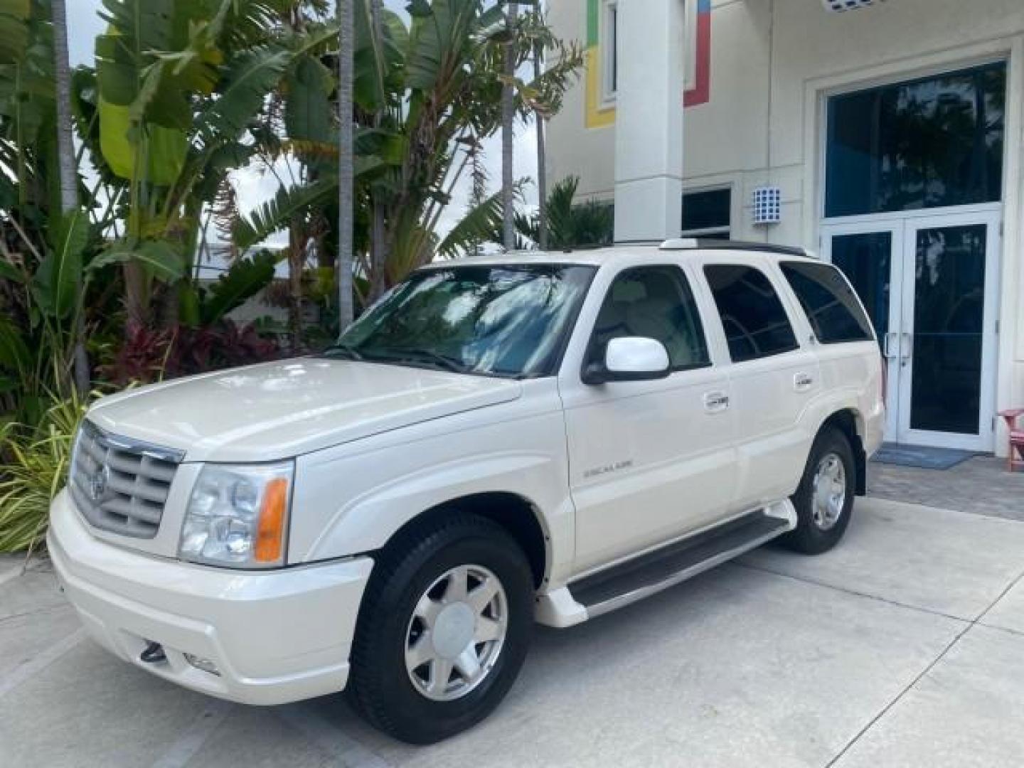 2002 White Diamond /Pewter Cadillac Escalade LOW MILES 67,881 1 OWNER (1GYEC63T92R) with an 5.3L Vortec 1000 SFI V8 Engine engine, Automatic transmission, located at 4701 North Dixie Hwy, Pompano Beach, FL, 33064, (954) 422-2889, 26.240938, -80.123474 - OUR WEBPAGE FLORIDACARS1.COM HAS OVER 100 PHOTOS AND FREE CARFAX LINK 2002 CADILLAC ESCALADE 1 OWNER SUNROOF WHITE DIAMOND PEARL NEW $48,735 VIN: 1GYEC63T92R185082 1 G Y E C 6 3 T 9 2 R 1 8 5 0 8 2 4 DOOR WAGON/SPORT UTILITY 5.3L V8 F GASOLINE 18 MPG REAR WHEEL DRIVE Features ABS Brakes Air Conditio - Photo#29
