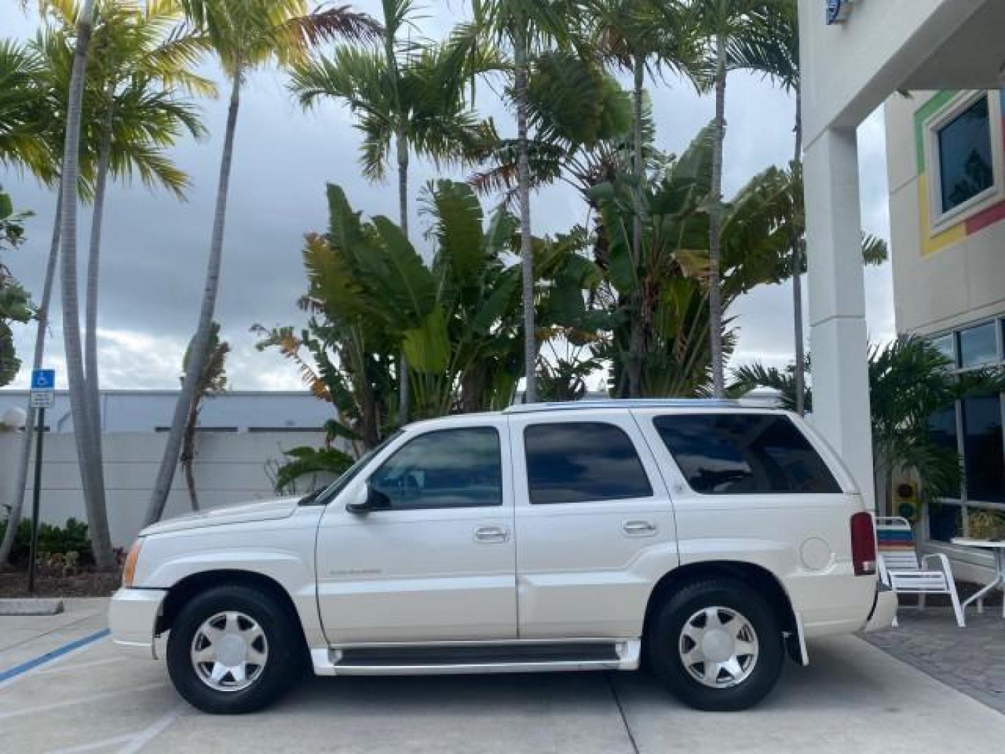 2002 White Diamond /Pewter Cadillac Escalade LOW MILES 67,881 1 OWNER (1GYEC63T92R) with an 5.3L Vortec 1000 SFI V8 Engine engine, Automatic transmission, located at 4701 North Dixie Hwy, Pompano Beach, FL, 33064, (954) 422-2889, 26.240938, -80.123474 - OUR WEBPAGE FLORIDACARS1.COM HAS OVER 100 PHOTOS AND FREE CARFAX LINK 2002 CADILLAC ESCALADE 1 OWNER SUNROOF WHITE DIAMOND PEARL NEW $48,735 VIN: 1GYEC63T92R185082 1 G Y E C 6 3 T 9 2 R 1 8 5 0 8 2 4 DOOR WAGON/SPORT UTILITY 5.3L V8 F GASOLINE 18 MPG REAR WHEEL DRIVE Features ABS Brakes Air Conditio - Photo#30