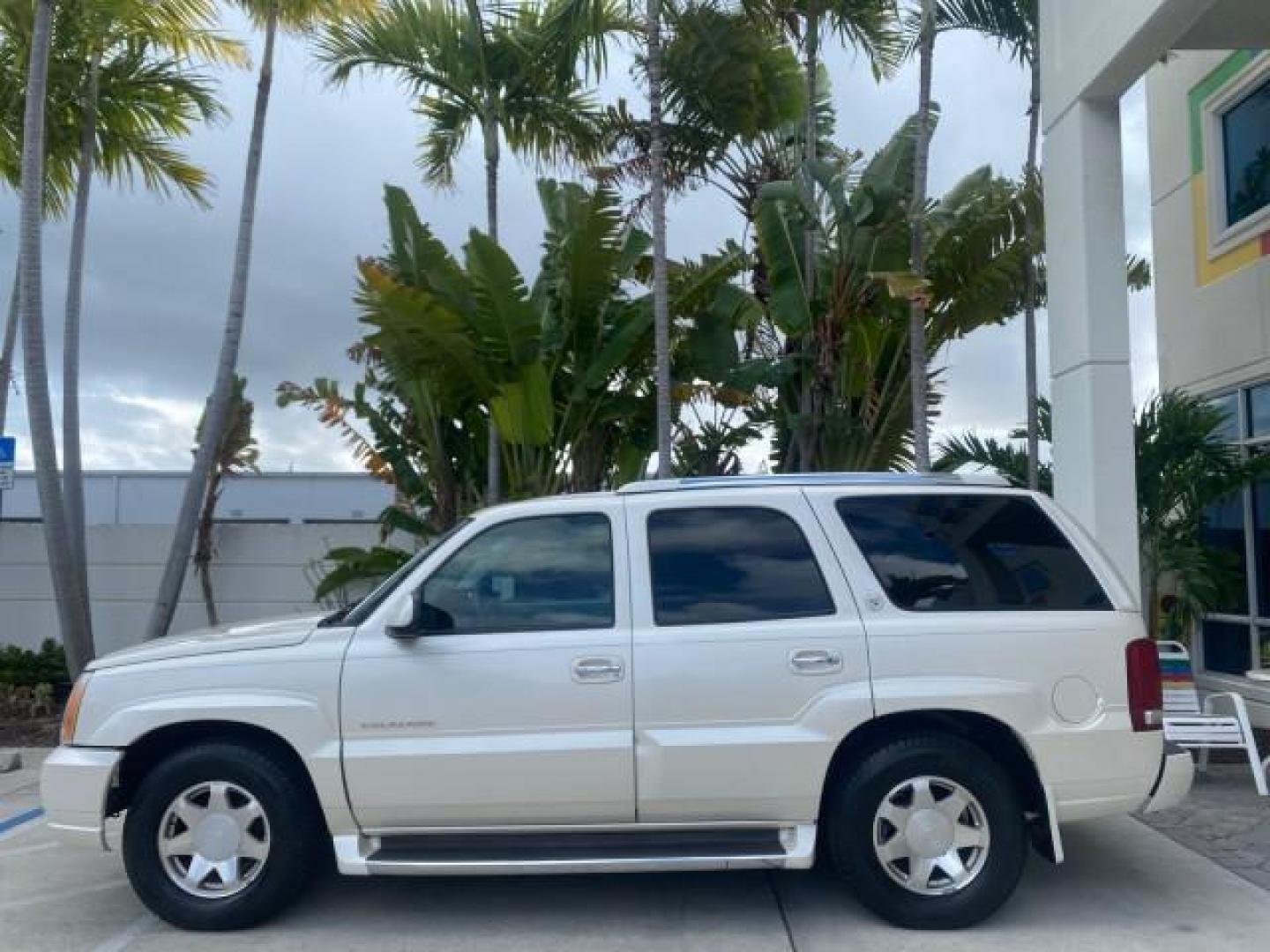 2002 White Diamond /Pewter Cadillac Escalade LOW MILES 67,881 1 OWNER (1GYEC63T92R) with an 5.3L Vortec 1000 SFI V8 Engine engine, Automatic transmission, located at 4701 North Dixie Hwy, Pompano Beach, FL, 33064, (954) 422-2889, 26.240938, -80.123474 - OUR WEBPAGE FLORIDACARS1.COM HAS OVER 100 PHOTOS AND FREE CARFAX LINK 2002 CADILLAC ESCALADE 1 OWNER SUNROOF WHITE DIAMOND PEARL NEW $48,735 VIN: 1GYEC63T92R185082 1 G Y E C 6 3 T 9 2 R 1 8 5 0 8 2 4 DOOR WAGON/SPORT UTILITY 5.3L V8 F GASOLINE 18 MPG REAR WHEEL DRIVE Features ABS Brakes Air Conditio - Photo#31