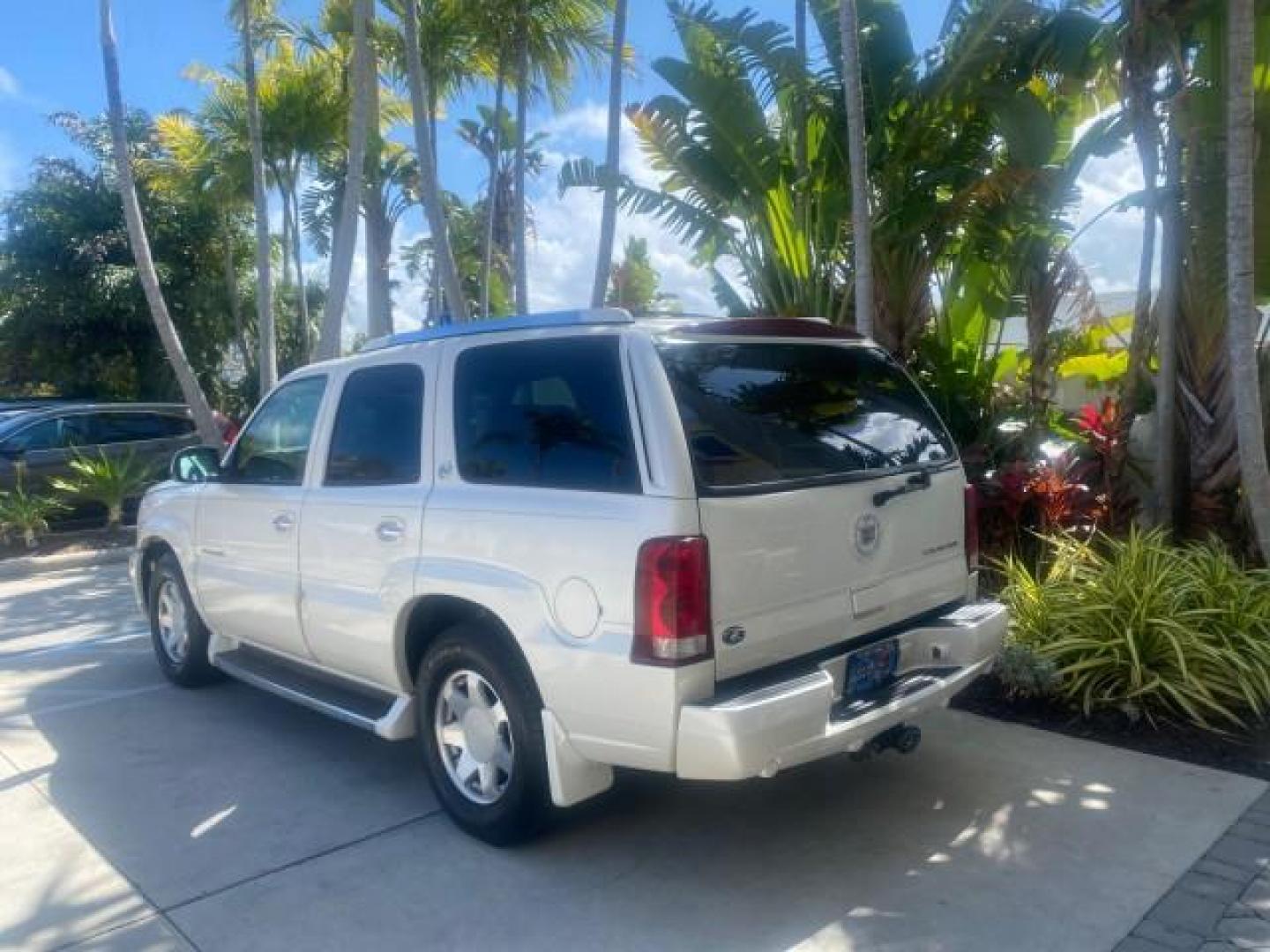 2002 White Diamond /Pewter Cadillac Escalade LOW MILES 67,881 1 OWNER (1GYEC63T92R) with an 5.3L Vortec 1000 SFI V8 Engine engine, Automatic transmission, located at 4701 North Dixie Hwy, Pompano Beach, FL, 33064, (954) 422-2889, 26.240938, -80.123474 - OUR WEBPAGE FLORIDACARS1.COM HAS OVER 100 PHOTOS AND FREE CARFAX LINK 2002 CADILLAC ESCALADE 1 OWNER SUNROOF WHITE DIAMOND PEARL NEW $48,735 VIN: 1GYEC63T92R185082 1 G Y E C 6 3 T 9 2 R 1 8 5 0 8 2 4 DOOR WAGON/SPORT UTILITY 5.3L V8 F GASOLINE 18 MPG REAR WHEEL DRIVE Features ABS Brakes Air Conditio - Photo#32