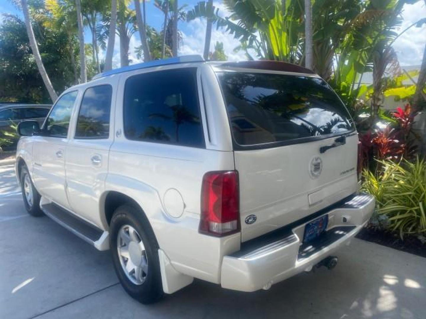 2002 White Diamond /Pewter Cadillac Escalade LOW MILES 67,881 1 OWNER (1GYEC63T92R) with an 5.3L Vortec 1000 SFI V8 Engine engine, Automatic transmission, located at 4701 North Dixie Hwy, Pompano Beach, FL, 33064, (954) 422-2889, 26.240938, -80.123474 - OUR WEBPAGE FLORIDACARS1.COM HAS OVER 100 PHOTOS AND FREE CARFAX LINK 2002 CADILLAC ESCALADE 1 OWNER SUNROOF WHITE DIAMOND PEARL NEW $48,735 VIN: 1GYEC63T92R185082 1 G Y E C 6 3 T 9 2 R 1 8 5 0 8 2 4 DOOR WAGON/SPORT UTILITY 5.3L V8 F GASOLINE 18 MPG REAR WHEEL DRIVE Features ABS Brakes Air Conditio - Photo#33
