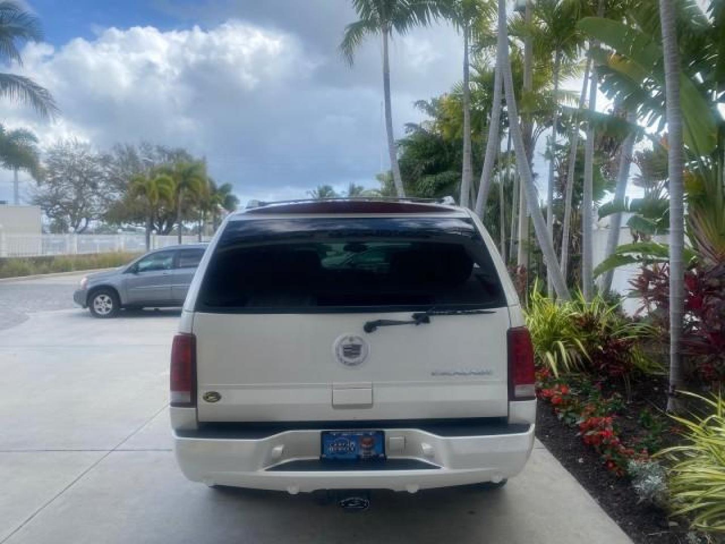 2002 White Diamond /Pewter Cadillac Escalade LOW MILES 67,881 1 OWNER (1GYEC63T92R) with an 5.3L Vortec 1000 SFI V8 Engine engine, Automatic transmission, located at 4701 North Dixie Hwy, Pompano Beach, FL, 33064, (954) 422-2889, 26.240938, -80.123474 - OUR WEBPAGE FLORIDACARS1.COM HAS OVER 100 PHOTOS AND FREE CARFAX LINK 2002 CADILLAC ESCALADE 1 OWNER SUNROOF WHITE DIAMOND PEARL NEW $48,735 VIN: 1GYEC63T92R185082 1 G Y E C 6 3 T 9 2 R 1 8 5 0 8 2 4 DOOR WAGON/SPORT UTILITY 5.3L V8 F GASOLINE 18 MPG REAR WHEEL DRIVE Features ABS Brakes Air Conditio - Photo#34