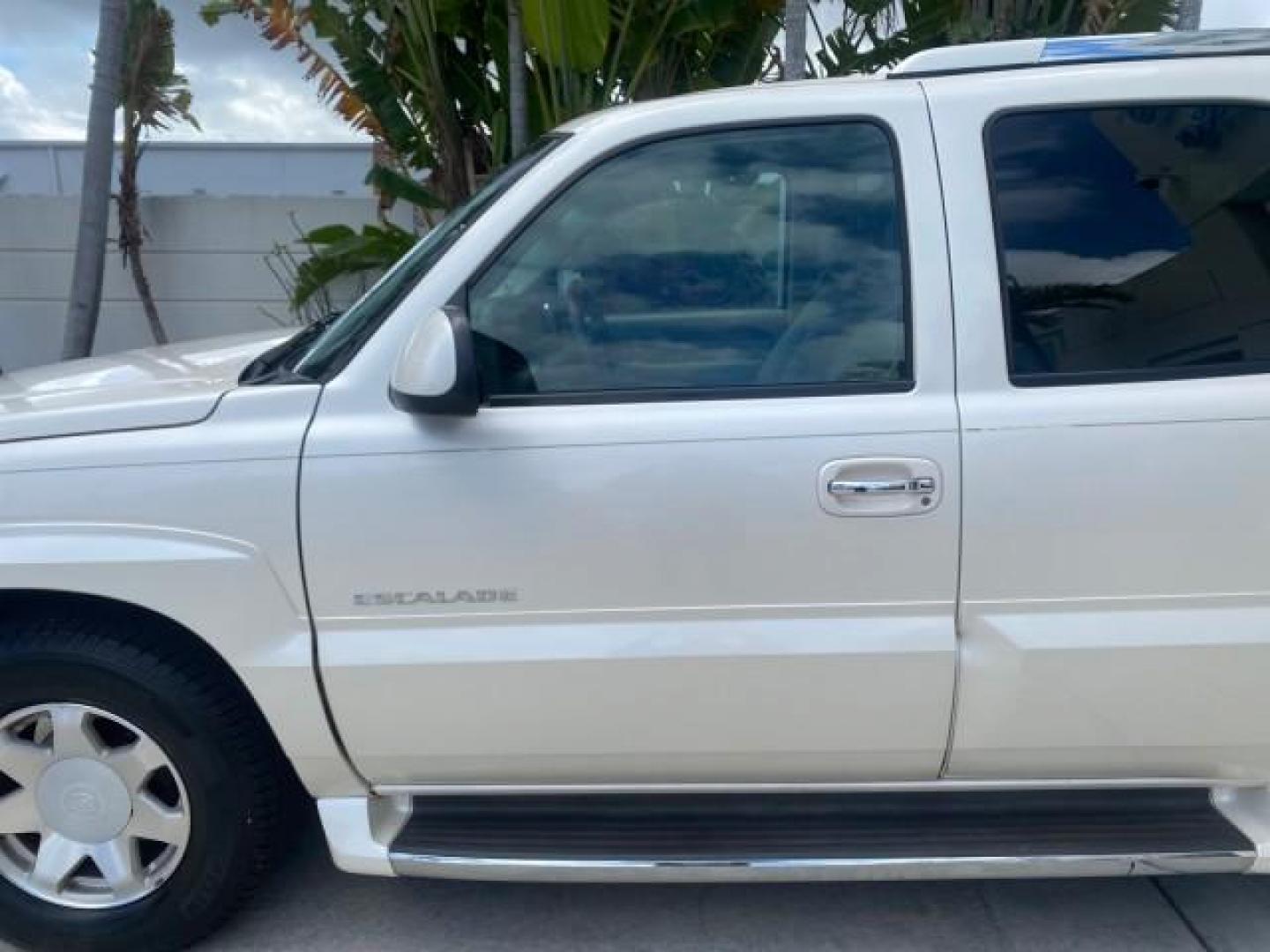 2002 White Diamond /Pewter Cadillac Escalade LOW MILES 67,881 1 OWNER (1GYEC63T92R) with an 5.3L Vortec 1000 SFI V8 Engine engine, Automatic transmission, located at 4701 North Dixie Hwy, Pompano Beach, FL, 33064, (954) 422-2889, 26.240938, -80.123474 - OUR WEBPAGE FLORIDACARS1.COM HAS OVER 100 PHOTOS AND FREE CARFAX LINK 2002 CADILLAC ESCALADE 1 OWNER SUNROOF WHITE DIAMOND PEARL NEW $48,735 VIN: 1GYEC63T92R185082 1 G Y E C 6 3 T 9 2 R 1 8 5 0 8 2 4 DOOR WAGON/SPORT UTILITY 5.3L V8 F GASOLINE 18 MPG REAR WHEEL DRIVE Features ABS Brakes Air Conditio - Photo#36