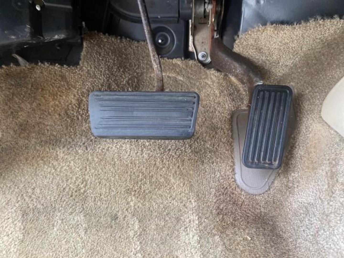 2002 White Diamond /Pewter Cadillac Escalade LOW MILES 67,881 1 OWNER (1GYEC63T92R) with an 5.3L Vortec 1000 SFI V8 Engine engine, Automatic transmission, located at 4701 North Dixie Hwy, Pompano Beach, FL, 33064, (954) 422-2889, 26.240938, -80.123474 - OUR WEBPAGE FLORIDACARS1.COM HAS OVER 100 PHOTOS AND FREE CARFAX LINK 2002 CADILLAC ESCALADE 1 OWNER SUNROOF WHITE DIAMOND PEARL NEW $48,735 VIN: 1GYEC63T92R185082 1 G Y E C 6 3 T 9 2 R 1 8 5 0 8 2 4 DOOR WAGON/SPORT UTILITY 5.3L V8 F GASOLINE 18 MPG REAR WHEEL DRIVE Features ABS Brakes Air Conditio - Photo#54