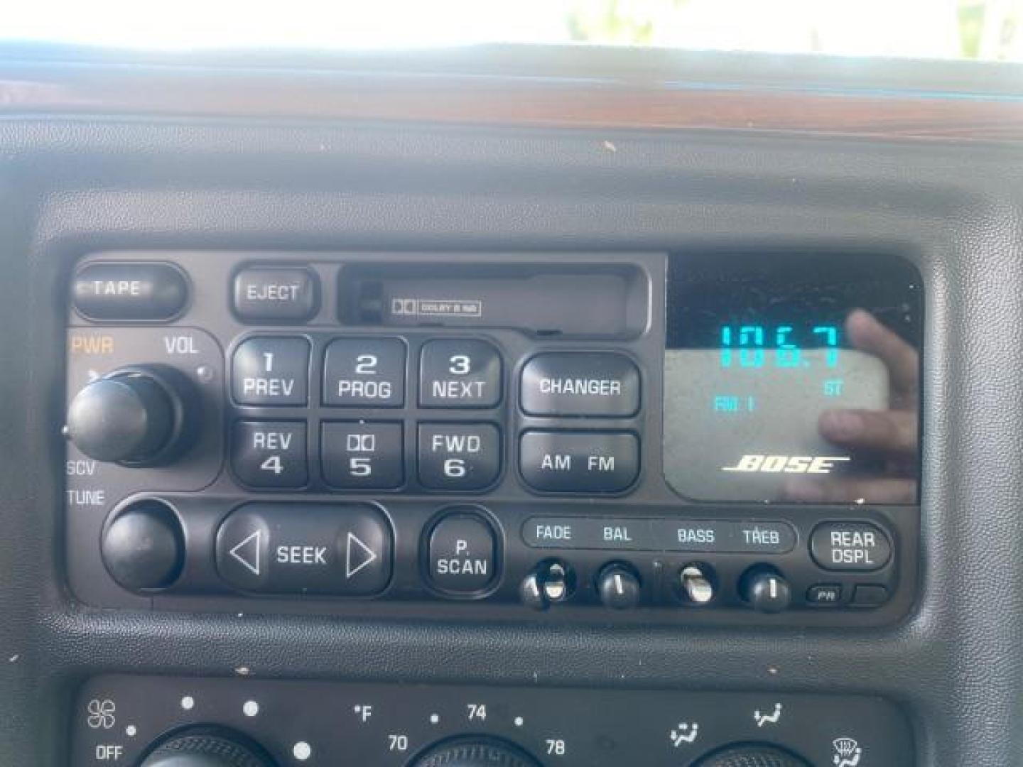 2002 White Diamond /Pewter Cadillac Escalade LOW MILES 67,881 1 OWNER (1GYEC63T92R) with an 5.3L Vortec 1000 SFI V8 Engine engine, Automatic transmission, located at 4701 North Dixie Hwy, Pompano Beach, FL, 33064, (954) 422-2889, 26.240938, -80.123474 - OUR WEBPAGE FLORIDACARS1.COM HAS OVER 100 PHOTOS AND FREE CARFAX LINK 2002 CADILLAC ESCALADE 1 OWNER SUNROOF WHITE DIAMOND PEARL NEW $48,735 VIN: 1GYEC63T92R185082 1 G Y E C 6 3 T 9 2 R 1 8 5 0 8 2 4 DOOR WAGON/SPORT UTILITY 5.3L V8 F GASOLINE 18 MPG REAR WHEEL DRIVE Features ABS Brakes Air Conditio - Photo#57