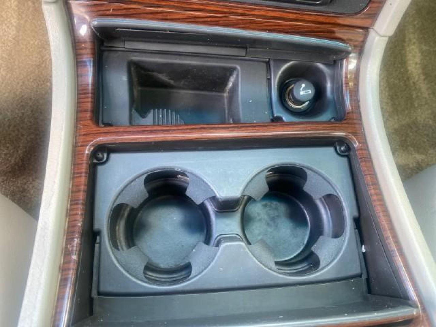 2002 White Diamond /Pewter Cadillac Escalade LOW MILES 67,881 1 OWNER (1GYEC63T92R) with an 5.3L Vortec 1000 SFI V8 Engine engine, Automatic transmission, located at 4701 North Dixie Hwy, Pompano Beach, FL, 33064, (954) 422-2889, 26.240938, -80.123474 - OUR WEBPAGE FLORIDACARS1.COM HAS OVER 100 PHOTOS AND FREE CARFAX LINK 2002 CADILLAC ESCALADE 1 OWNER SUNROOF WHITE DIAMOND PEARL NEW $48,735 VIN: 1GYEC63T92R185082 1 G Y E C 6 3 T 9 2 R 1 8 5 0 8 2 4 DOOR WAGON/SPORT UTILITY 5.3L V8 F GASOLINE 18 MPG REAR WHEEL DRIVE Features ABS Brakes Air Conditio - Photo#61