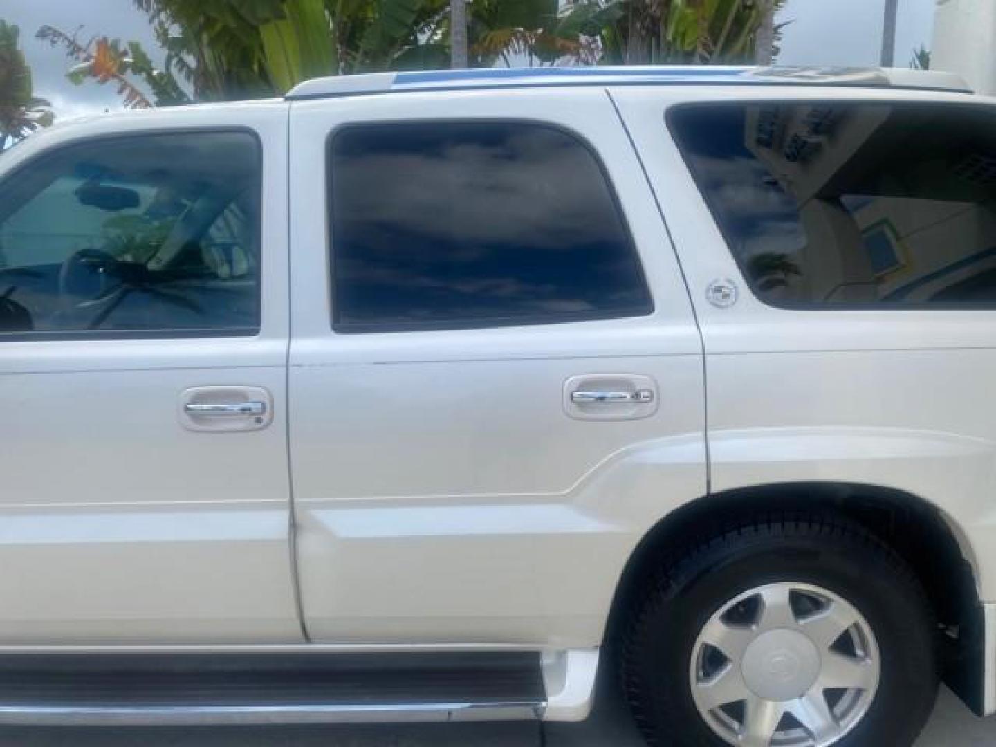 2002 White Diamond /Pewter Cadillac Escalade LOW MILES 67,881 1 OWNER (1GYEC63T92R) with an 5.3L Vortec 1000 SFI V8 Engine engine, Automatic transmission, located at 4701 North Dixie Hwy, Pompano Beach, FL, 33064, (954) 422-2889, 26.240938, -80.123474 - OUR WEBPAGE FLORIDACARS1.COM HAS OVER 100 PHOTOS AND FREE CARFAX LINK 2002 CADILLAC ESCALADE 1 OWNER SUNROOF WHITE DIAMOND PEARL NEW $48,735 VIN: 1GYEC63T92R185082 1 G Y E C 6 3 T 9 2 R 1 8 5 0 8 2 4 DOOR WAGON/SPORT UTILITY 5.3L V8 F GASOLINE 18 MPG REAR WHEEL DRIVE Features ABS Brakes Air Conditio - Photo#74
