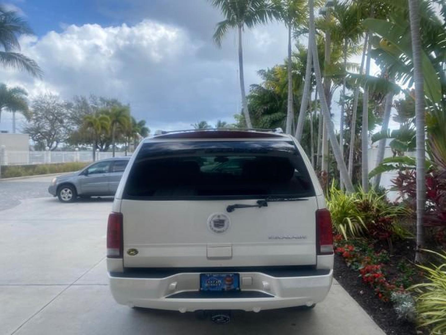 2002 White Diamond /Pewter Cadillac Escalade LOW MILES 67,881 1 OWNER (1GYEC63T92R) with an 5.3L Vortec 1000 SFI V8 Engine engine, Automatic transmission, located at 4701 North Dixie Hwy, Pompano Beach, FL, 33064, (954) 422-2889, 26.240938, -80.123474 - OUR WEBPAGE FLORIDACARS1.COM HAS OVER 100 PHOTOS AND FREE CARFAX LINK 2002 CADILLAC ESCALADE 1 OWNER SUNROOF WHITE DIAMOND PEARL NEW $48,735 VIN: 1GYEC63T92R185082 1 G Y E C 6 3 T 9 2 R 1 8 5 0 8 2 4 DOOR WAGON/SPORT UTILITY 5.3L V8 F GASOLINE 18 MPG REAR WHEEL DRIVE Features ABS Brakes Air Conditio - Photo#92
