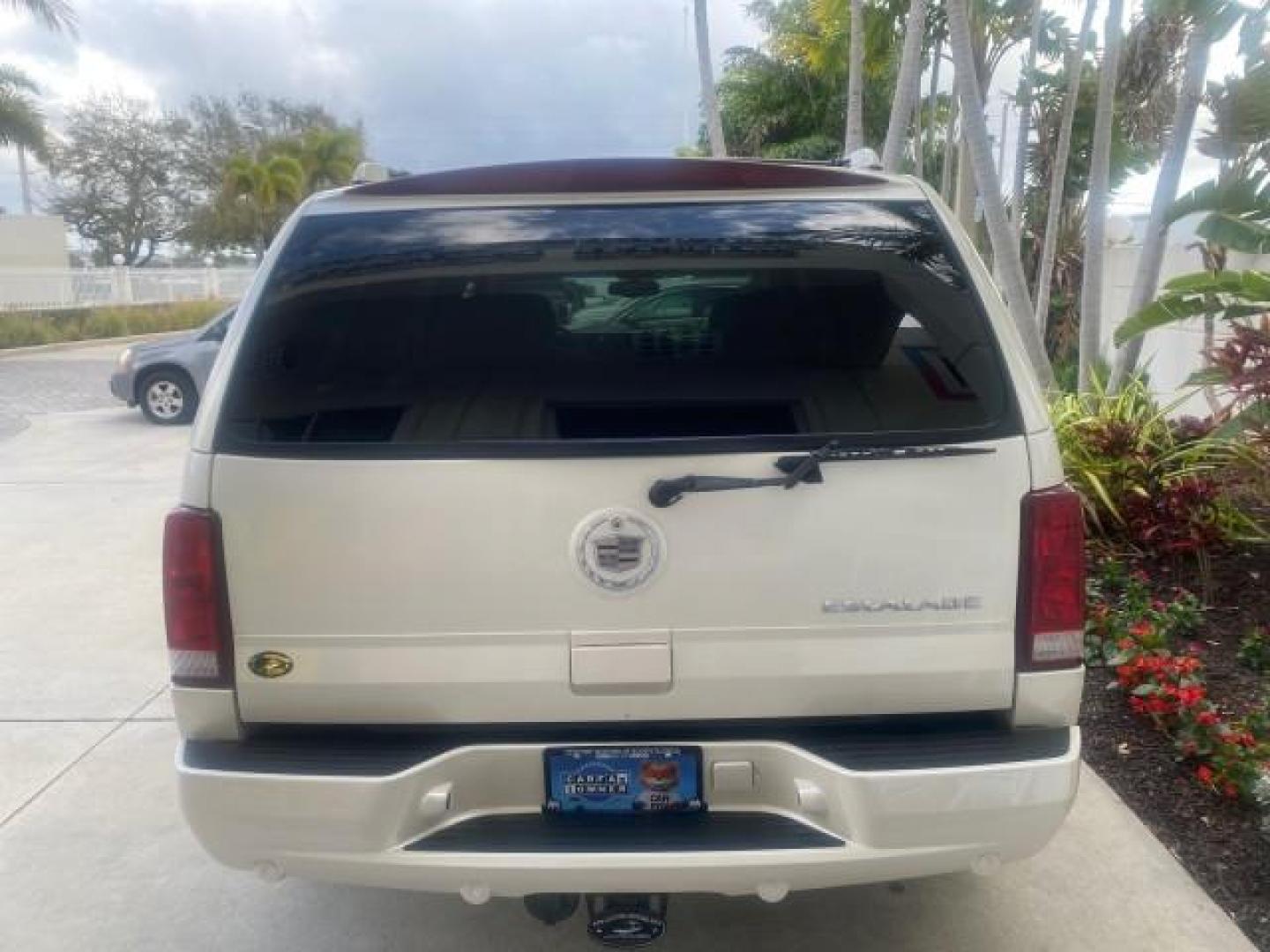 2002 White Diamond /Pewter Cadillac Escalade LOW MILES 67,881 1 OWNER (1GYEC63T92R) with an 5.3L Vortec 1000 SFI V8 Engine engine, Automatic transmission, located at 4701 North Dixie Hwy, Pompano Beach, FL, 33064, (954) 422-2889, 26.240938, -80.123474 - OUR WEBPAGE FLORIDACARS1.COM HAS OVER 100 PHOTOS AND FREE CARFAX LINK 2002 CADILLAC ESCALADE 1 OWNER SUNROOF WHITE DIAMOND PEARL NEW $48,735 VIN: 1GYEC63T92R185082 1 G Y E C 6 3 T 9 2 R 1 8 5 0 8 2 4 DOOR WAGON/SPORT UTILITY 5.3L V8 F GASOLINE 18 MPG REAR WHEEL DRIVE Features ABS Brakes Air Conditio - Photo#93