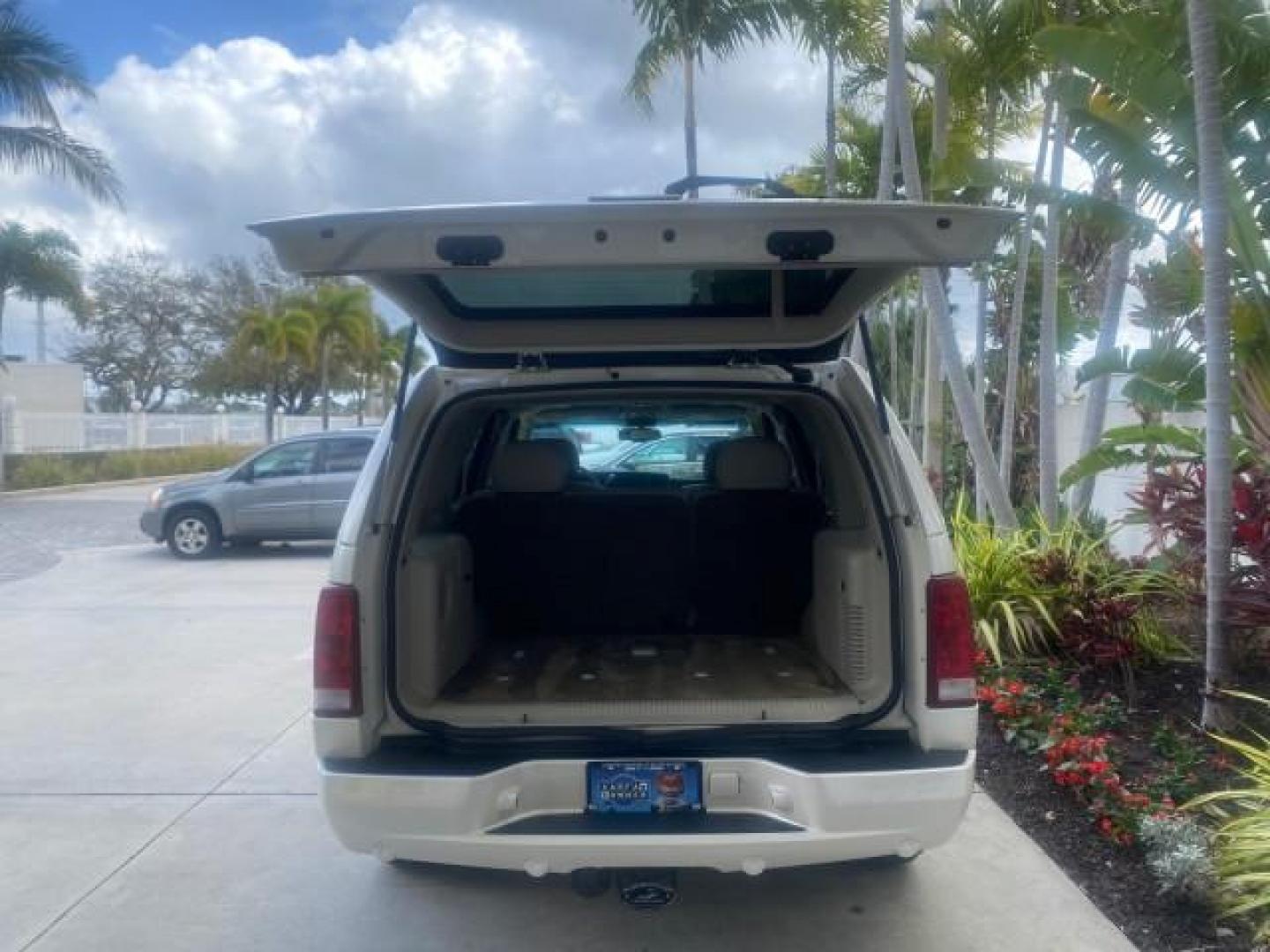 2002 White Diamond /Pewter Cadillac Escalade LOW MILES 67,881 1 OWNER (1GYEC63T92R) with an 5.3L Vortec 1000 SFI V8 Engine engine, Automatic transmission, located at 4701 North Dixie Hwy, Pompano Beach, FL, 33064, (954) 422-2889, 26.240938, -80.123474 - OUR WEBPAGE FLORIDACARS1.COM HAS OVER 100 PHOTOS AND FREE CARFAX LINK 2002 CADILLAC ESCALADE 1 OWNER SUNROOF WHITE DIAMOND PEARL NEW $48,735 VIN: 1GYEC63T92R185082 1 G Y E C 6 3 T 9 2 R 1 8 5 0 8 2 4 DOOR WAGON/SPORT UTILITY 5.3L V8 F GASOLINE 18 MPG REAR WHEEL DRIVE Features ABS Brakes Air Conditio - Photo#94