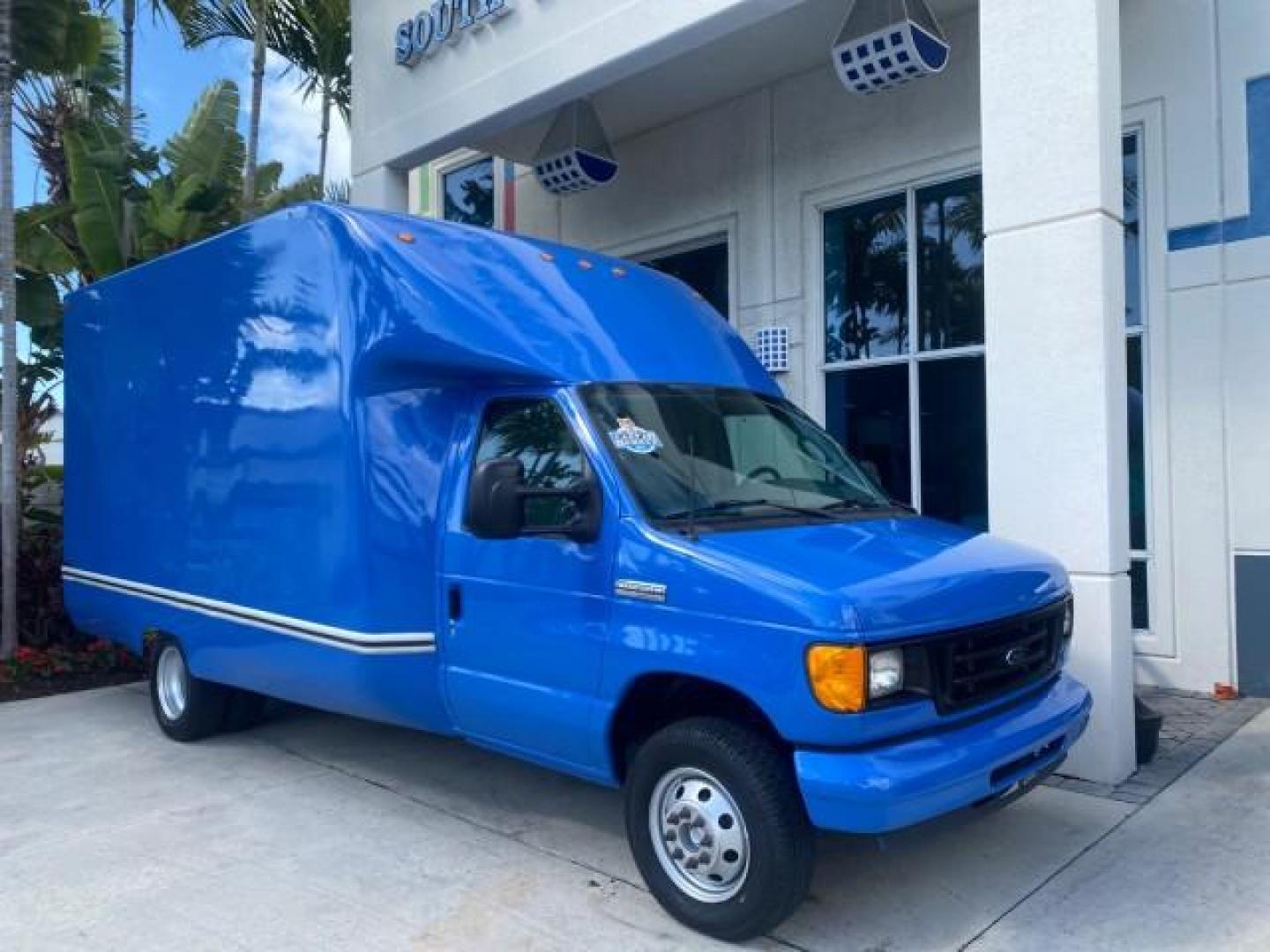 2006 True Blue Metallic /Medium Flint Ford Econoline Commercial Cutaway LOW MILES 27,641 1 OWNER (1FDWE35L16H) with an 5.4L SOHC EFI Triton V8 Engine engine, Automatic transmission, located at 4701 North Dixie Hwy, Pompano Beach, FL, 33064, (954) 422-2889, 26.240938, -80.123474 - OUR WEBPAGE FLORIDACARS1.COM HAS OVER 100 PHOTOS AND FREE CARFAX LINK 2006 FORD E350 SUPER DUTY 1 OWNER DUTY 13 FT BOX TRUCK VIN: 1FDWE35L16HB37597 1 F D W E 3 5 L 1 6 H B 3 7 5 9 7 CUTAWAY 5.4L V8 F GASOLINE REAR WHEEL DRIVE Features ABS Brakes Air Conditioning AM/FM Stereo Automatic Transmission V- Photo#1