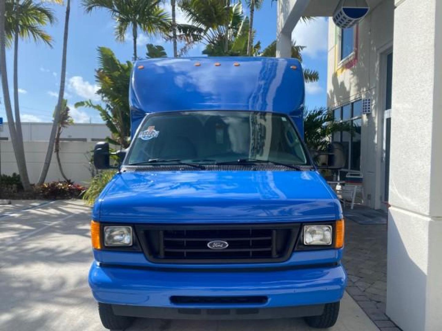 2006 True Blue Metallic /Medium Flint Ford Econoline Commercial Cutaway LOW MILES 27,641 1 OWNER (1FDWE35L16H) with an 5.4L SOHC EFI Triton V8 Engine engine, Automatic transmission, located at 4701 North Dixie Hwy, Pompano Beach, FL, 33064, (954) 422-2889, 26.240938, -80.123474 - OUR WEBPAGE FLORIDACARS1.COM HAS OVER 100 PHOTOS AND FREE CARFAX LINK 2006 FORD E350 SUPER DUTY 1 OWNER DUTY 13 FT BOX TRUCK VIN: 1FDWE35L16HB37597 1 F D W E 3 5 L 1 6 H B 3 7 5 9 7 CUTAWAY 5.4L V8 F GASOLINE REAR WHEEL DRIVE Features ABS Brakes Air Conditioning AM/FM Stereo Automatic Transmission V- Photo#2