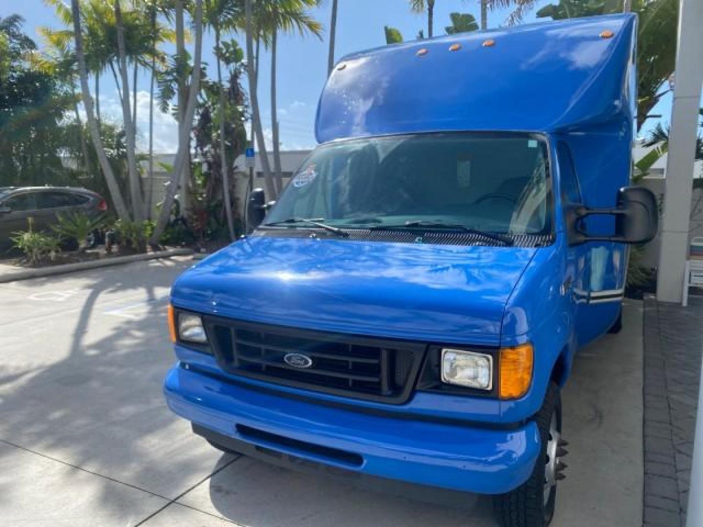 2006 True Blue Metallic /Medium Flint Ford Econoline Commercial Cutaway LOW MILES 27,641 1 OWNER (1FDWE35L16H) with an 5.4L SOHC EFI Triton V8 Engine engine, Automatic transmission, located at 4701 North Dixie Hwy, Pompano Beach, FL, 33064, (954) 422-2889, 26.240938, -80.123474 - OUR WEBPAGE FLORIDACARS1.COM HAS OVER 100 PHOTOS AND FREE CARFAX LINK 2006 FORD E350 SUPER DUTY 1 OWNER DUTY 13 FT BOX TRUCK VIN: 1FDWE35L16HB37597 1 F D W E 3 5 L 1 6 H B 3 7 5 9 7 CUTAWAY 5.4L V8 F GASOLINE REAR WHEEL DRIVE Features ABS Brakes Air Conditioning AM/FM Stereo Automatic Transmission V- Photo#3