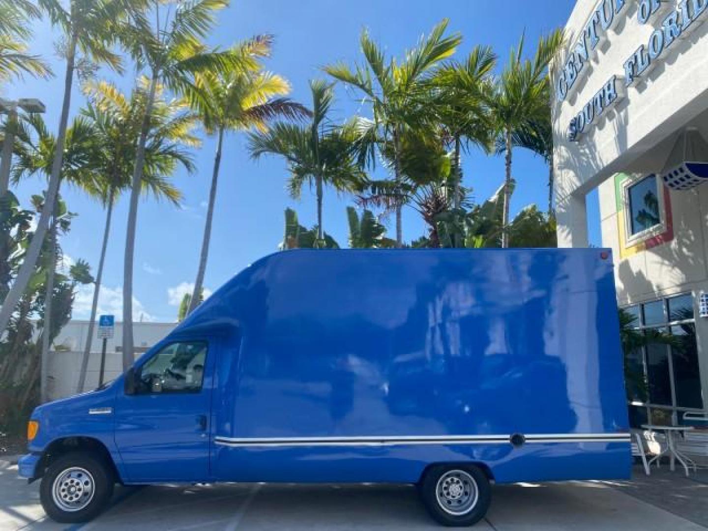 2006 True Blue Metallic /Medium Flint Ford Econoline Commercial Cutaway LOW MILES 27,641 1 OWNER (1FDWE35L16H) with an 5.4L SOHC EFI Triton V8 Engine engine, Automatic transmission, located at 4701 North Dixie Hwy, Pompano Beach, FL, 33064, (954) 422-2889, 26.240938, -80.123474 - OUR WEBPAGE FLORIDACARS1.COM HAS OVER 100 PHOTOS AND FREE CARFAX LINK 2006 FORD E350 SUPER DUTY 1 OWNER DUTY 13 FT BOX TRUCK VIN: 1FDWE35L16HB37597 1 F D W E 3 5 L 1 6 H B 3 7 5 9 7 CUTAWAY 5.4L V8 F GASOLINE REAR WHEEL DRIVE Features ABS Brakes Air Conditioning AM/FM Stereo Automatic Transmission V- Photo#4