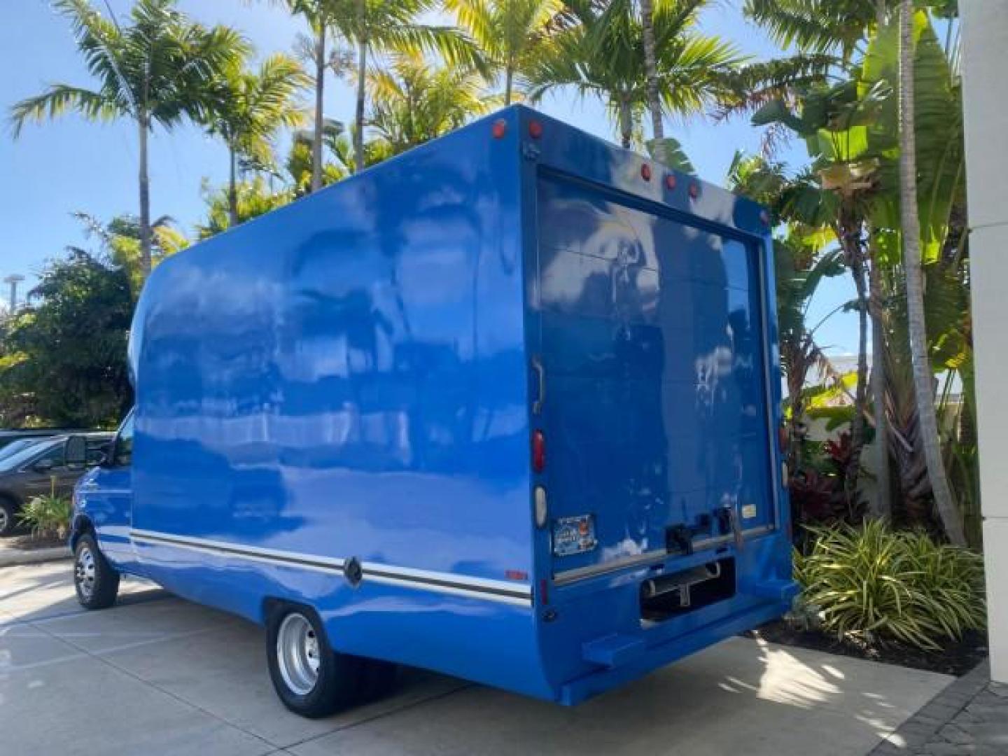 2006 True Blue Metallic /Medium Flint Ford Econoline Commercial Cutaway LOW MILES 27,641 1 OWNER (1FDWE35L16H) with an 5.4L SOHC EFI Triton V8 Engine engine, Automatic transmission, located at 4701 North Dixie Hwy, Pompano Beach, FL, 33064, (954) 422-2889, 26.240938, -80.123474 - OUR WEBPAGE FLORIDACARS1.COM HAS OVER 100 PHOTOS AND FREE CARFAX LINK 2006 FORD E350 SUPER DUTY 1 OWNER DUTY 13 FT BOX TRUCK VIN: 1FDWE35L16HB37597 1 F D W E 3 5 L 1 6 H B 3 7 5 9 7 CUTAWAY 5.4L V8 F GASOLINE REAR WHEEL DRIVE Features ABS Brakes Air Conditioning AM/FM Stereo Automatic Transmission V- Photo#5