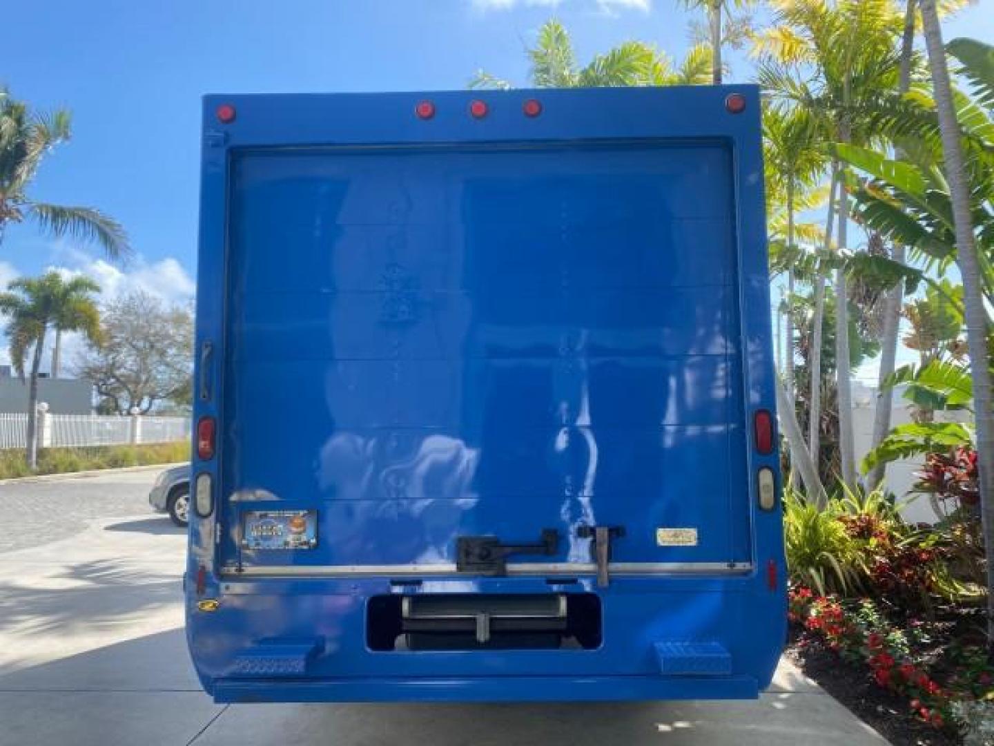 2006 True Blue Metallic /Medium Flint Ford Econoline Commercial Cutaway LOW MILES 27,641 1 OWNER (1FDWE35L16H) with an 5.4L SOHC EFI Triton V8 Engine engine, Automatic transmission, located at 4701 North Dixie Hwy, Pompano Beach, FL, 33064, (954) 422-2889, 26.240938, -80.123474 - OUR WEBPAGE FLORIDACARS1.COM HAS OVER 100 PHOTOS AND FREE CARFAX LINK 2006 FORD E350 SUPER DUTY 1 OWNER DUTY 13 FT BOX TRUCK VIN: 1FDWE35L16HB37597 1 F D W E 3 5 L 1 6 H B 3 7 5 9 7 CUTAWAY 5.4L V8 F GASOLINE REAR WHEEL DRIVE Features ABS Brakes Air Conditioning AM/FM Stereo Automatic Transmission V- Photo#6