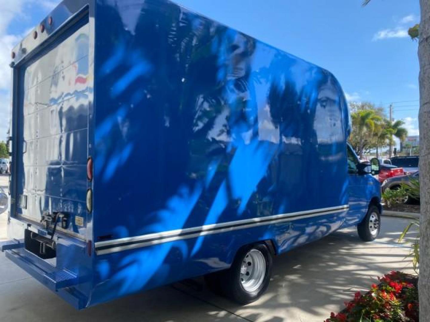 2006 True Blue Metallic /Medium Flint Ford Econoline Commercial Cutaway LOW MILES 27,641 1 OWNER (1FDWE35L16H) with an 5.4L SOHC EFI Triton V8 Engine engine, Automatic transmission, located at 4701 North Dixie Hwy, Pompano Beach, FL, 33064, (954) 422-2889, 26.240938, -80.123474 - OUR WEBPAGE FLORIDACARS1.COM HAS OVER 100 PHOTOS AND FREE CARFAX LINK 2006 FORD E350 SUPER DUTY 1 OWNER DUTY 13 FT BOX TRUCK VIN: 1FDWE35L16HB37597 1 F D W E 3 5 L 1 6 H B 3 7 5 9 7 CUTAWAY 5.4L V8 F GASOLINE REAR WHEEL DRIVE Features ABS Brakes Air Conditioning AM/FM Stereo Automatic Transmission V- Photo#7