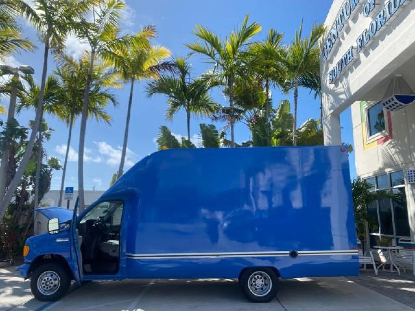 2006 True Blue Metallic /Medium Flint Ford Econoline Commercial Cutaway LOW MILES 27,641 1 OWNER (1FDWE35L16H) with an 5.4L SOHC EFI Triton V8 Engine engine, Automatic transmission, located at 4701 North Dixie Hwy, Pompano Beach, FL, 33064, (954) 422-2889, 26.240938, -80.123474 - OUR WEBPAGE FLORIDACARS1.COM HAS OVER 100 PHOTOS AND FREE CARFAX LINK 2006 FORD E350 SUPER DUTY 1 OWNER DUTY 13 FT BOX TRUCK VIN: 1FDWE35L16HB37597 1 F D W E 3 5 L 1 6 H B 3 7 5 9 7 CUTAWAY 5.4L V8 F GASOLINE REAR WHEEL DRIVE Features ABS Brakes Air Conditioning AM/FM Stereo Automatic Transmission V- Photo#8