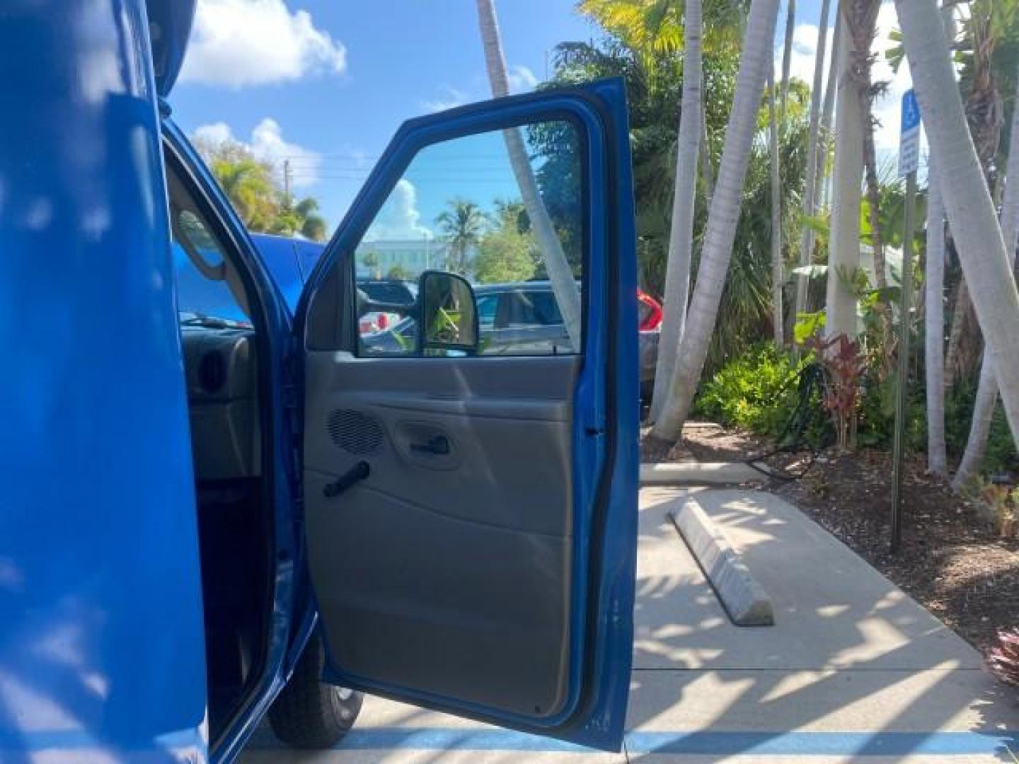 2006 True Blue Metallic /Medium Flint Ford Econoline Commercial Cutaway LOW MILES 27,641 1 OWNER (1FDWE35L16H) with an 5.4L SOHC EFI Triton V8 Engine engine, Automatic transmission, located at 4701 North Dixie Hwy, Pompano Beach, FL, 33064, (954) 422-2889, 26.240938, -80.123474 - OUR WEBPAGE FLORIDACARS1.COM HAS OVER 100 PHOTOS AND FREE CARFAX LINK 2006 FORD E350 SUPER DUTY 1 OWNER DUTY 13 FT BOX TRUCK VIN: 1FDWE35L16HB37597 1 F D W E 3 5 L 1 6 H B 3 7 5 9 7 CUTAWAY 5.4L V8 F GASOLINE REAR WHEEL DRIVE Features ABS Brakes Air Conditioning AM/FM Stereo Automatic Transmission V- Photo#11