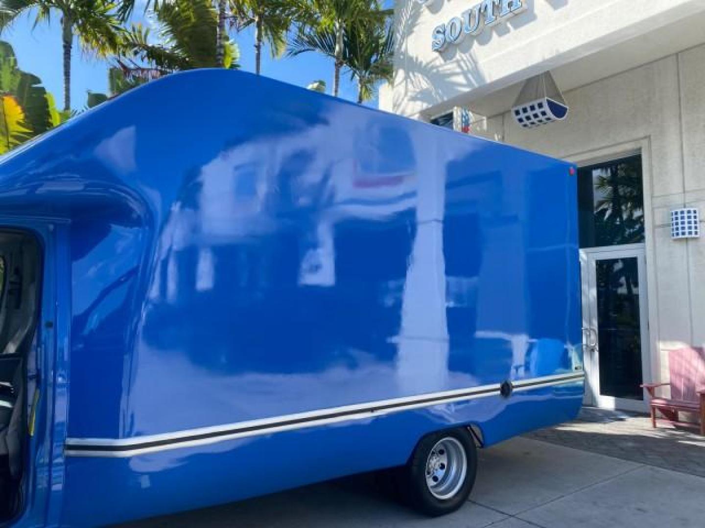 2006 True Blue Metallic /Medium Flint Ford Econoline Commercial Cutaway LOW MILES 27,641 1 OWNER (1FDWE35L16H) with an 5.4L SOHC EFI Triton V8 Engine engine, Automatic transmission, located at 4701 North Dixie Hwy, Pompano Beach, FL, 33064, (954) 422-2889, 26.240938, -80.123474 - OUR WEBPAGE FLORIDACARS1.COM HAS OVER 100 PHOTOS AND FREE CARFAX LINK 2006 FORD E350 SUPER DUTY 1 OWNER DUTY 13 FT BOX TRUCK VIN: 1FDWE35L16HB37597 1 F D W E 3 5 L 1 6 H B 3 7 5 9 7 CUTAWAY 5.4L V8 F GASOLINE REAR WHEEL DRIVE Features ABS Brakes Air Conditioning AM/FM Stereo Automatic Transmission V- Photo#13