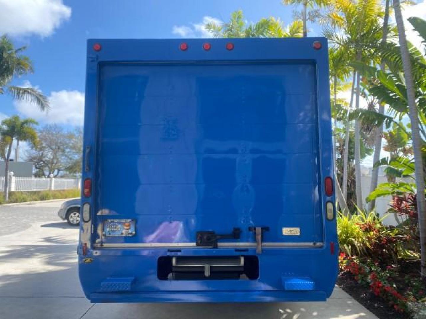 2006 True Blue Metallic /Medium Flint Ford Econoline Commercial Cutaway LOW MILES 27,641 1 OWNER (1FDWE35L16H) with an 5.4L SOHC EFI Triton V8 Engine engine, Automatic transmission, located at 4701 North Dixie Hwy, Pompano Beach, FL, 33064, (954) 422-2889, 26.240938, -80.123474 - OUR WEBPAGE FLORIDACARS1.COM HAS OVER 100 PHOTOS AND FREE CARFAX LINK 2006 FORD E350 SUPER DUTY 1 OWNER DUTY 13 FT BOX TRUCK VIN: 1FDWE35L16HB37597 1 F D W E 3 5 L 1 6 H B 3 7 5 9 7 CUTAWAY 5.4L V8 F GASOLINE REAR WHEEL DRIVE Features ABS Brakes Air Conditioning AM/FM Stereo Automatic Transmission V- Photo#15
