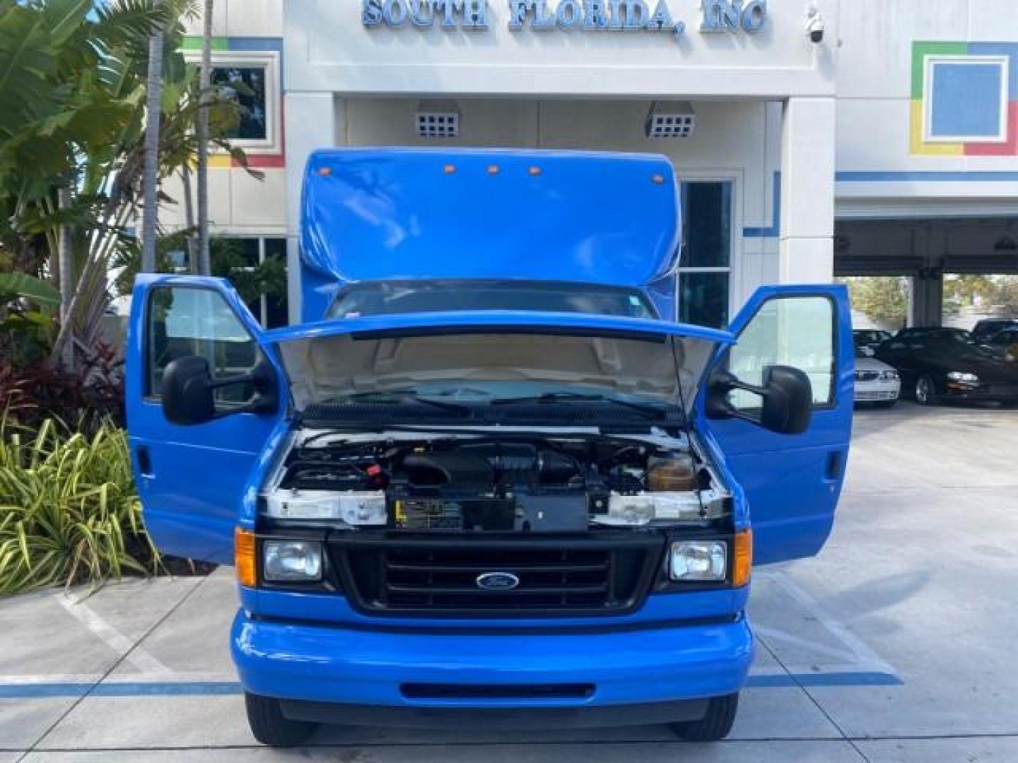 2006 True Blue Metallic /Medium Flint Ford Econoline Commercial Cutaway LOW MILES 27,641 1 OWNER (1FDWE35L16H) with an 5.4L SOHC EFI Triton V8 Engine engine, Automatic transmission, located at 4701 North Dixie Hwy, Pompano Beach, FL, 33064, (954) 422-2889, 26.240938, -80.123474 - OUR WEBPAGE FLORIDACARS1.COM HAS OVER 100 PHOTOS AND FREE CARFAX LINK 2006 FORD E350 SUPER DUTY 1 OWNER DUTY 13 FT BOX TRUCK VIN: 1FDWE35L16HB37597 1 F D W E 3 5 L 1 6 H B 3 7 5 9 7 CUTAWAY 5.4L V8 F GASOLINE REAR WHEEL DRIVE Features ABS Brakes Air Conditioning AM/FM Stereo Automatic Transmission V- Photo#16