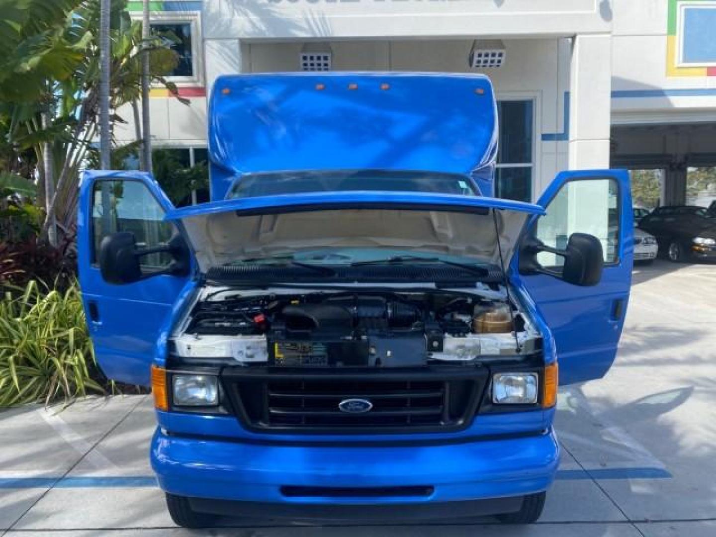 2006 True Blue Metallic /Medium Flint Ford Econoline Commercial Cutaway LOW MILES 27,641 1 OWNER (1FDWE35L16H) with an 5.4L SOHC EFI Triton V8 Engine engine, Automatic transmission, located at 4701 North Dixie Hwy, Pompano Beach, FL, 33064, (954) 422-2889, 26.240938, -80.123474 - OUR WEBPAGE FLORIDACARS1.COM HAS OVER 100 PHOTOS AND FREE CARFAX LINK 2006 FORD E350 SUPER DUTY 1 OWNER DUTY 13 FT BOX TRUCK VIN: 1FDWE35L16HB37597 1 F D W E 3 5 L 1 6 H B 3 7 5 9 7 CUTAWAY 5.4L V8 F GASOLINE REAR WHEEL DRIVE Features ABS Brakes Air Conditioning AM/FM Stereo Automatic Transmission V- Photo#17