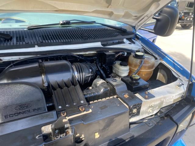 2006 True Blue Metallic /Medium Flint Ford Econoline Commercial Cutaway LOW MILES 27,641 1 OWNER (1FDWE35L16H) with an 5.4L SOHC EFI Triton V8 Engine engine, Automatic transmission, located at 4701 North Dixie Hwy, Pompano Beach, FL, 33064, (954) 422-2889, 26.240938, -80.123474 - OUR WEBPAGE FLORIDACARS1.COM HAS OVER 100 PHOTOS AND FREE CARFAX LINK 2006 FORD E350 SUPER DUTY 1 OWNER DUTY 13 FT BOX TRUCK VIN: 1FDWE35L16HB37597 1 F D W E 3 5 L 1 6 H B 3 7 5 9 7 CUTAWAY 5.4L V8 F GASOLINE REAR WHEEL DRIVE Features ABS Brakes Air Conditioning AM/FM Stereo Automatic Transmission V - Photo#25