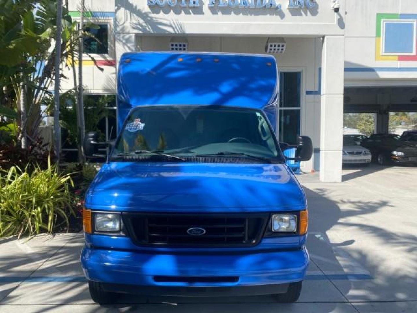 2006 True Blue Metallic /Medium Flint Ford Econoline Commercial Cutaway LOW MILES 27,641 1 OWNER (1FDWE35L16H) with an 5.4L SOHC EFI Triton V8 Engine engine, Automatic transmission, located at 4701 North Dixie Hwy, Pompano Beach, FL, 33064, (954) 422-2889, 26.240938, -80.123474 - OUR WEBPAGE FLORIDACARS1.COM HAS OVER 100 PHOTOS AND FREE CARFAX LINK 2006 FORD E350 SUPER DUTY 1 OWNER DUTY 13 FT BOX TRUCK VIN: 1FDWE35L16HB37597 1 F D W E 3 5 L 1 6 H B 3 7 5 9 7 CUTAWAY 5.4L V8 F GASOLINE REAR WHEEL DRIVE Features ABS Brakes Air Conditioning AM/FM Stereo Automatic Transmission V- Photo#26