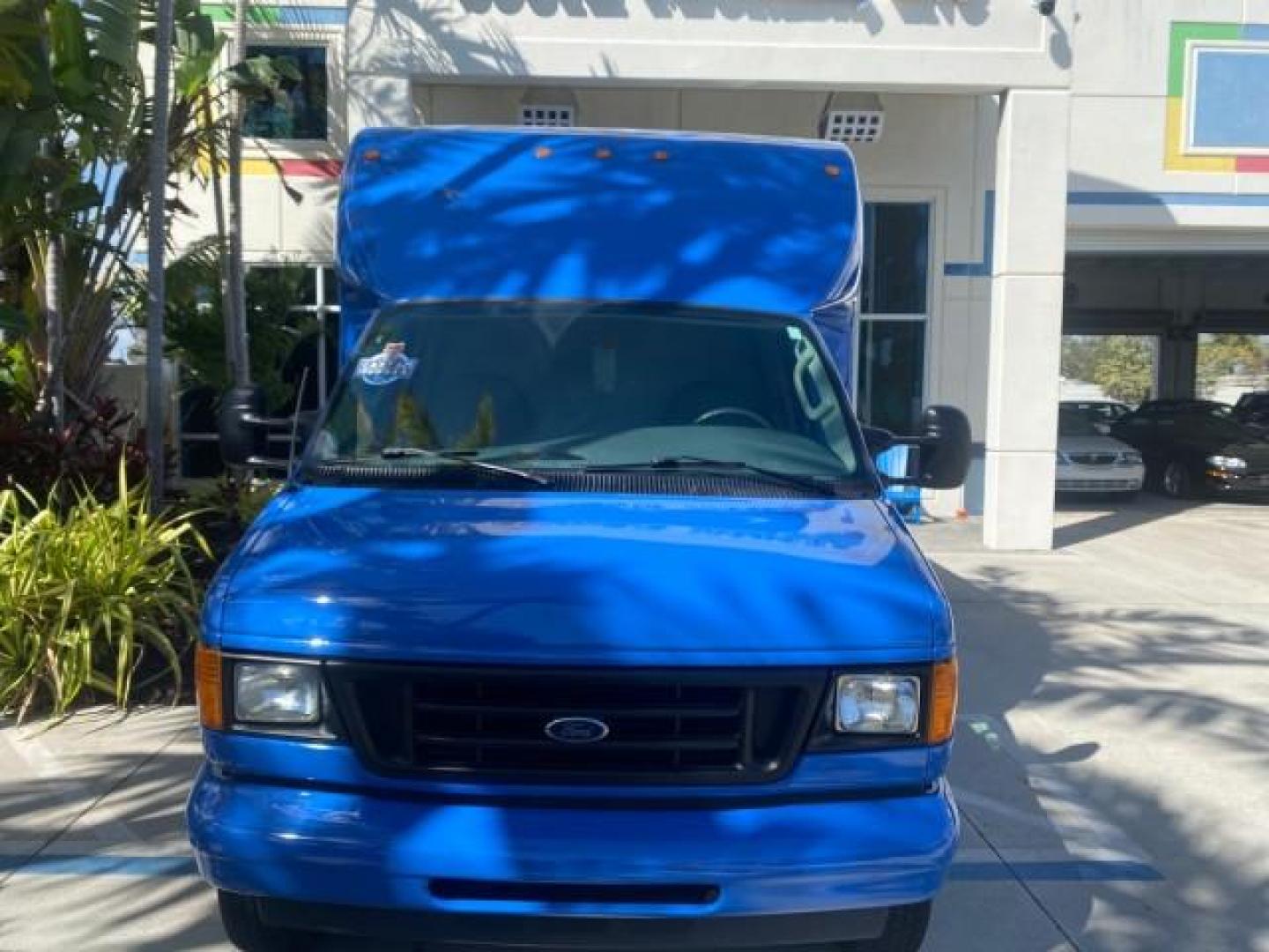 2006 True Blue Metallic /Medium Flint Ford Econoline Commercial Cutaway LOW MILES 27,641 1 OWNER (1FDWE35L16H) with an 5.4L SOHC EFI Triton V8 Engine engine, Automatic transmission, located at 4701 North Dixie Hwy, Pompano Beach, FL, 33064, (954) 422-2889, 26.240938, -80.123474 - OUR WEBPAGE FLORIDACARS1.COM HAS OVER 100 PHOTOS AND FREE CARFAX LINK 2006 FORD E350 SUPER DUTY 1 OWNER DUTY 13 FT BOX TRUCK VIN: 1FDWE35L16HB37597 1 F D W E 3 5 L 1 6 H B 3 7 5 9 7 CUTAWAY 5.4L V8 F GASOLINE REAR WHEEL DRIVE Features ABS Brakes Air Conditioning AM/FM Stereo Automatic Transmission V- Photo#27