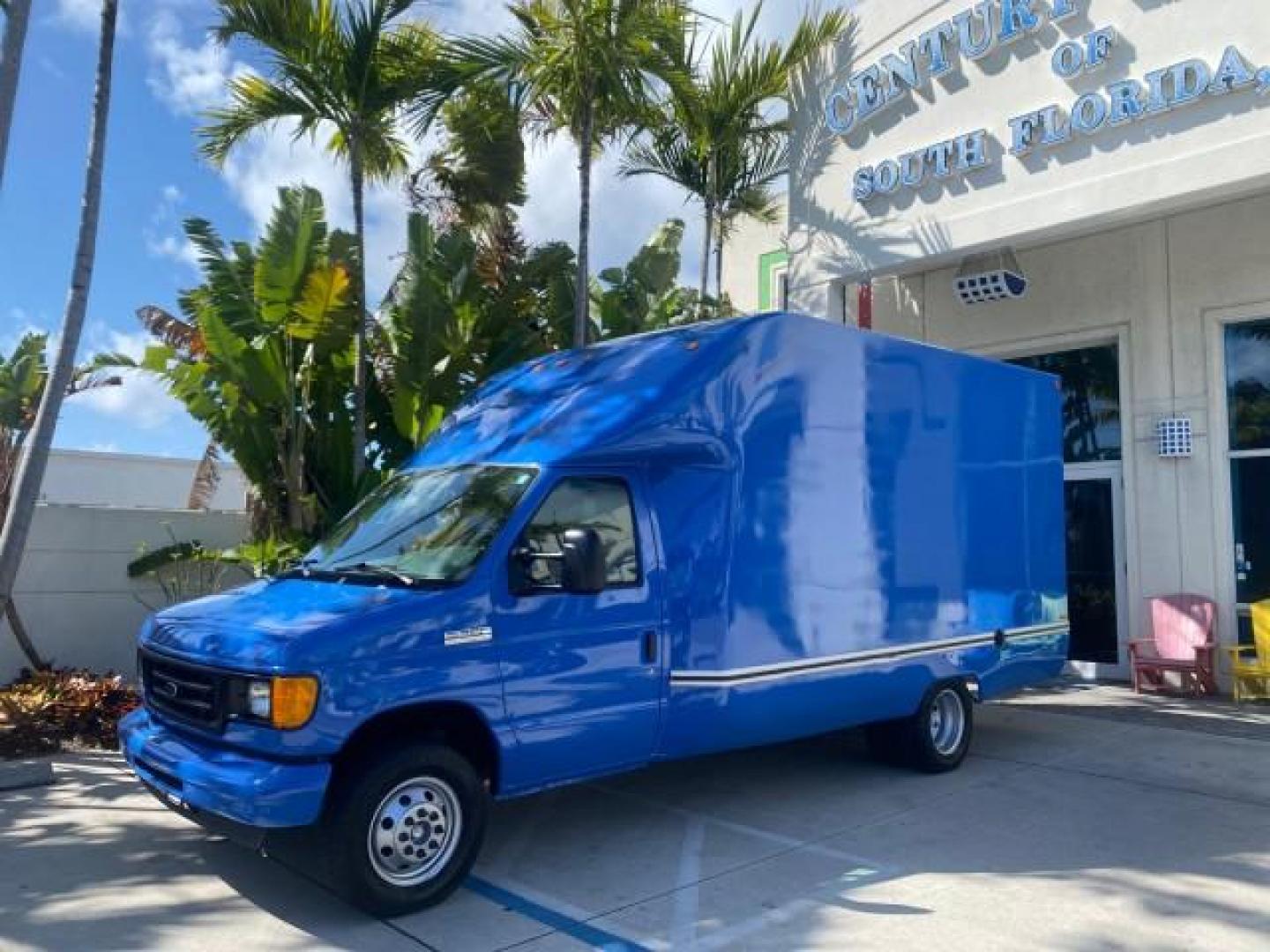 2006 True Blue Metallic /Medium Flint Ford Econoline Commercial Cutaway LOW MILES 27,641 1 OWNER (1FDWE35L16H) with an 5.4L SOHC EFI Triton V8 Engine engine, Automatic transmission, located at 4701 North Dixie Hwy, Pompano Beach, FL, 33064, (954) 422-2889, 26.240938, -80.123474 - OUR WEBPAGE FLORIDACARS1.COM HAS OVER 100 PHOTOS AND FREE CARFAX LINK 2006 FORD E350 SUPER DUTY 1 OWNER DUTY 13 FT BOX TRUCK VIN: 1FDWE35L16HB37597 1 F D W E 3 5 L 1 6 H B 3 7 5 9 7 CUTAWAY 5.4L V8 F GASOLINE REAR WHEEL DRIVE Features ABS Brakes Air Conditioning AM/FM Stereo Automatic Transmission V- Photo#28