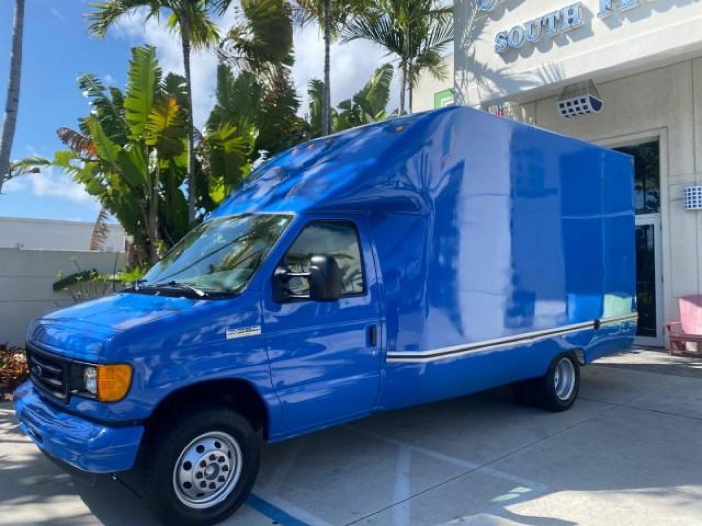 2006 True Blue Metallic /Medium Flint Ford Econoline Commercial Cutaway LOW MILES 27,641 1 OWNER (1FDWE35L16H) with an 5.4L SOHC EFI Triton V8 Engine engine, Automatic transmission, located at 4701 North Dixie Hwy, Pompano Beach, FL, 33064, (954) 422-2889, 26.240938, -80.123474 - OUR WEBPAGE FLORIDACARS1.COM HAS OVER 100 PHOTOS AND FREE CARFAX LINK 2006 FORD E350 SUPER DUTY 1 OWNER DUTY 13 FT BOX TRUCK VIN: 1FDWE35L16HB37597 1 F D W E 3 5 L 1 6 H B 3 7 5 9 7 CUTAWAY 5.4L V8 F GASOLINE REAR WHEEL DRIVE Features ABS Brakes Air Conditioning AM/FM Stereo Automatic Transmission V- Photo#29