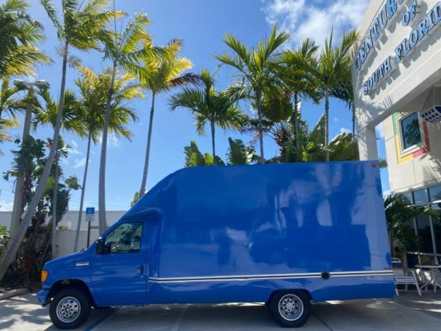 2006 True Blue Metallic /Medium Flint Ford Econoline Commercial Cutaway LOW MILES 27,641 1 OWNER (1FDWE35L16H) with an 5.4L SOHC EFI Triton V8 Engine engine, Automatic transmission, located at 4701 North Dixie Hwy, Pompano Beach, FL, 33064, (954) 422-2889, 26.240938, -80.123474 - OUR WEBPAGE FLORIDACARS1.COM HAS OVER 100 PHOTOS AND FREE CARFAX LINK 2006 FORD E350 SUPER DUTY 1 OWNER DUTY 13 FT BOX TRUCK VIN: 1FDWE35L16HB37597 1 F D W E 3 5 L 1 6 H B 3 7 5 9 7 CUTAWAY 5.4L V8 F GASOLINE REAR WHEEL DRIVE Features ABS Brakes Air Conditioning AM/FM Stereo Automatic Transmission V- Photo#30
