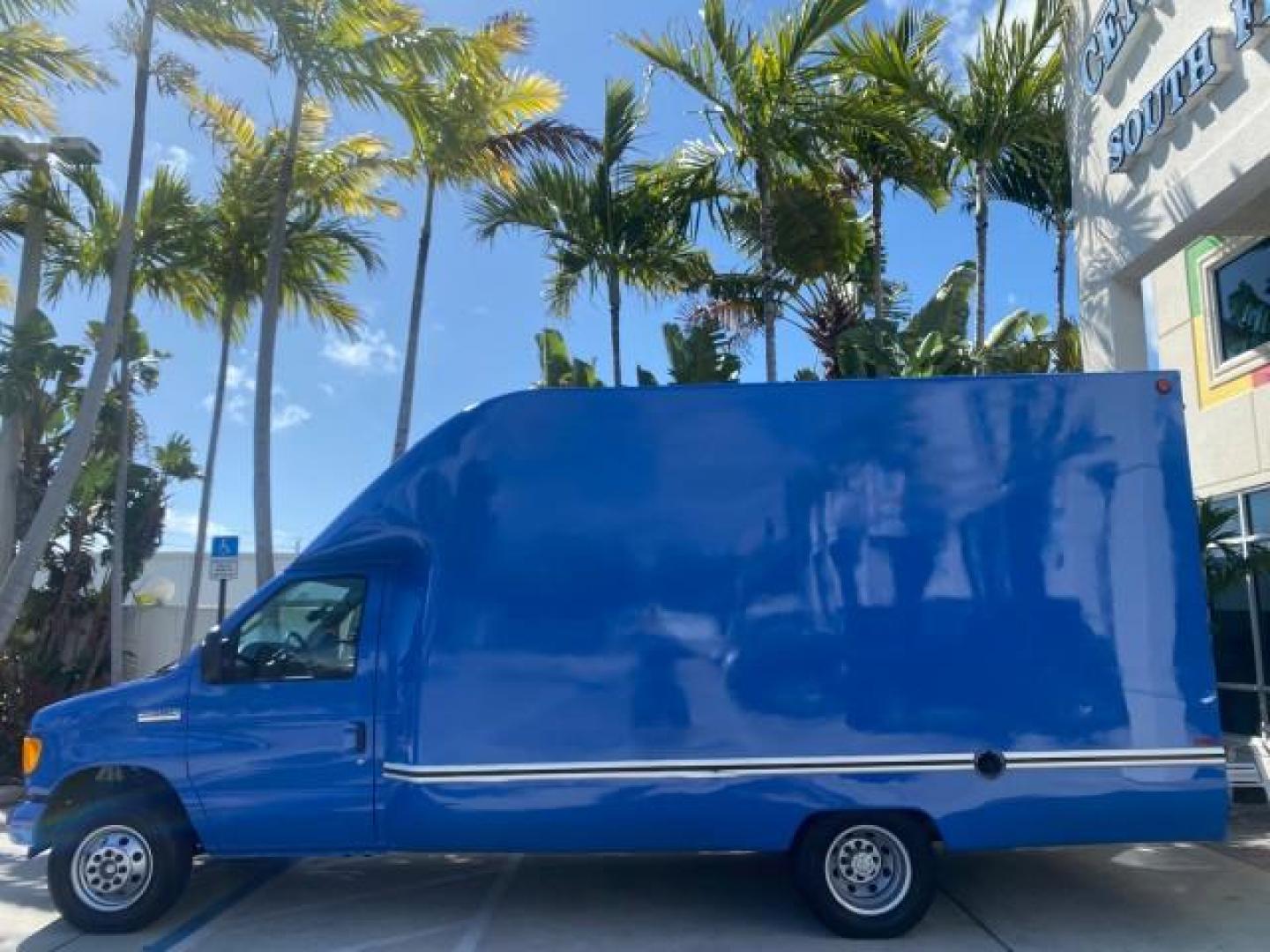 2006 True Blue Metallic /Medium Flint Ford Econoline Commercial Cutaway LOW MILES 27,641 1 OWNER (1FDWE35L16H) with an 5.4L SOHC EFI Triton V8 Engine engine, Automatic transmission, located at 4701 North Dixie Hwy, Pompano Beach, FL, 33064, (954) 422-2889, 26.240938, -80.123474 - OUR WEBPAGE FLORIDACARS1.COM HAS OVER 100 PHOTOS AND FREE CARFAX LINK 2006 FORD E350 SUPER DUTY 1 OWNER DUTY 13 FT BOX TRUCK VIN: 1FDWE35L16HB37597 1 F D W E 3 5 L 1 6 H B 3 7 5 9 7 CUTAWAY 5.4L V8 F GASOLINE REAR WHEEL DRIVE Features ABS Brakes Air Conditioning AM/FM Stereo Automatic Transmission V- Photo#31