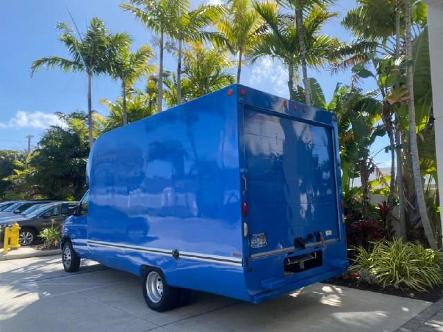 2006 True Blue Metallic /Medium Flint Ford Econoline Commercial Cutaway LOW MILES 27,641 1 OWNER (1FDWE35L16H) with an 5.4L SOHC EFI Triton V8 Engine engine, Automatic transmission, located at 4701 North Dixie Hwy, Pompano Beach, FL, 33064, (954) 422-2889, 26.240938, -80.123474 - OUR WEBPAGE FLORIDACARS1.COM HAS OVER 100 PHOTOS AND FREE CARFAX LINK 2006 FORD E350 SUPER DUTY 1 OWNER DUTY 13 FT BOX TRUCK VIN: 1FDWE35L16HB37597 1 F D W E 3 5 L 1 6 H B 3 7 5 9 7 CUTAWAY 5.4L V8 F GASOLINE REAR WHEEL DRIVE Features ABS Brakes Air Conditioning AM/FM Stereo Automatic Transmission V- Photo#32