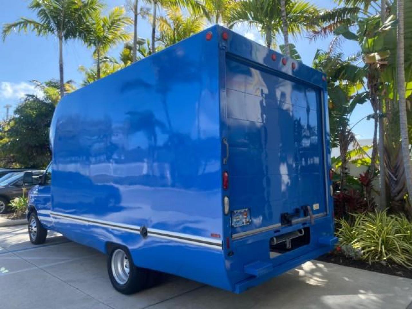 2006 True Blue Metallic /Medium Flint Ford Econoline Commercial Cutaway LOW MILES 27,641 1 OWNER (1FDWE35L16H) with an 5.4L SOHC EFI Triton V8 Engine engine, Automatic transmission, located at 4701 North Dixie Hwy, Pompano Beach, FL, 33064, (954) 422-2889, 26.240938, -80.123474 - OUR WEBPAGE FLORIDACARS1.COM HAS OVER 100 PHOTOS AND FREE CARFAX LINK 2006 FORD E350 SUPER DUTY 1 OWNER DUTY 13 FT BOX TRUCK VIN: 1FDWE35L16HB37597 1 F D W E 3 5 L 1 6 H B 3 7 5 9 7 CUTAWAY 5.4L V8 F GASOLINE REAR WHEEL DRIVE Features ABS Brakes Air Conditioning AM/FM Stereo Automatic Transmission V- Photo#33