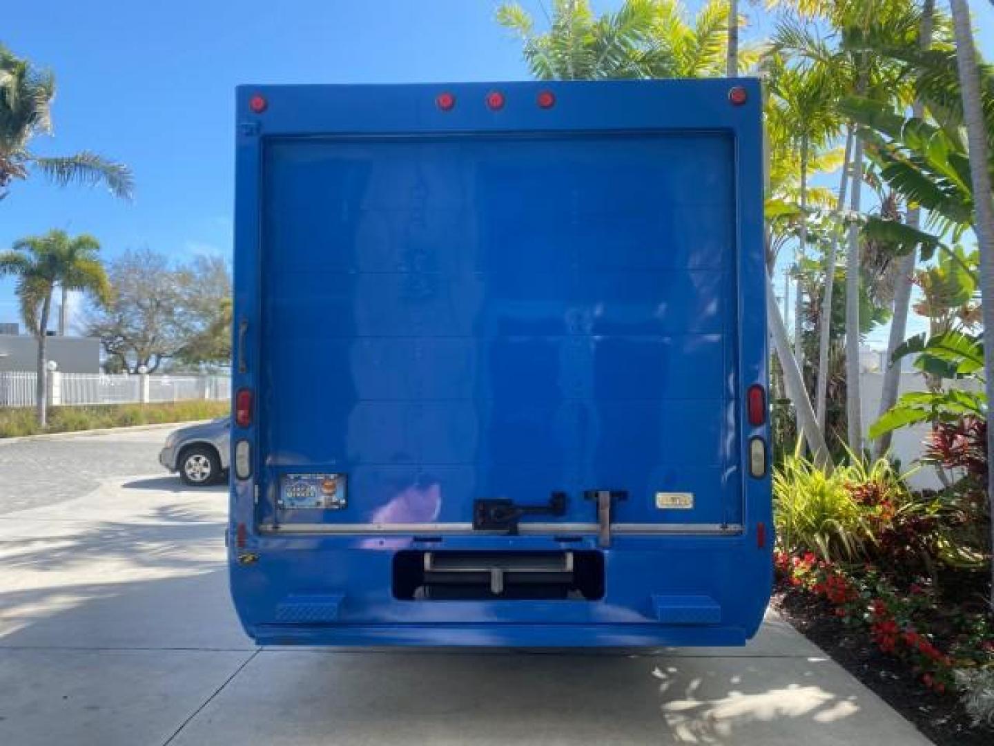 2006 True Blue Metallic /Medium Flint Ford Econoline Commercial Cutaway LOW MILES 27,641 1 OWNER (1FDWE35L16H) with an 5.4L SOHC EFI Triton V8 Engine engine, Automatic transmission, located at 4701 North Dixie Hwy, Pompano Beach, FL, 33064, (954) 422-2889, 26.240938, -80.123474 - OUR WEBPAGE FLORIDACARS1.COM HAS OVER 100 PHOTOS AND FREE CARFAX LINK 2006 FORD E350 SUPER DUTY 1 OWNER DUTY 13 FT BOX TRUCK VIN: 1FDWE35L16HB37597 1 F D W E 3 5 L 1 6 H B 3 7 5 9 7 CUTAWAY 5.4L V8 F GASOLINE REAR WHEEL DRIVE Features ABS Brakes Air Conditioning AM/FM Stereo Automatic Transmission V- Photo#34