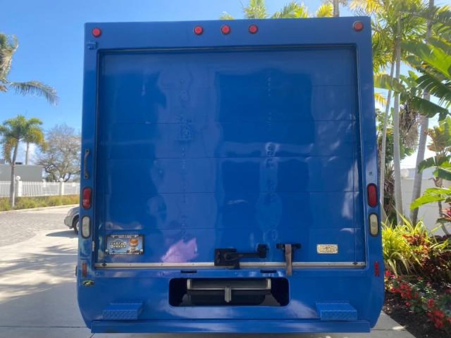 2006 True Blue Metallic /Medium Flint Ford Econoline Commercial Cutaway LOW MILES 27,641 1 OWNER (1FDWE35L16H) with an 5.4L SOHC EFI Triton V8 Engine engine, Automatic transmission, located at 4701 North Dixie Hwy, Pompano Beach, FL, 33064, (954) 422-2889, 26.240938, -80.123474 - OUR WEBPAGE FLORIDACARS1.COM HAS OVER 100 PHOTOS AND FREE CARFAX LINK 2006 FORD E350 SUPER DUTY 1 OWNER DUTY 13 FT BOX TRUCK VIN: 1FDWE35L16HB37597 1 F D W E 3 5 L 1 6 H B 3 7 5 9 7 CUTAWAY 5.4L V8 F GASOLINE REAR WHEEL DRIVE Features ABS Brakes Air Conditioning AM/FM Stereo Automatic Transmission V- Photo#35