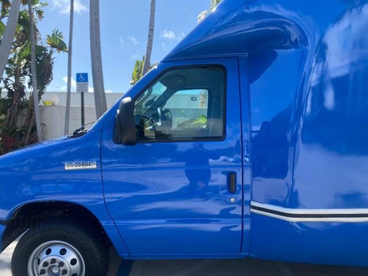 2006 True Blue Metallic /Medium Flint Ford Econoline Commercial Cutaway LOW MILES 27,641 1 OWNER (1FDWE35L16H) with an 5.4L SOHC EFI Triton V8 Engine engine, Automatic transmission, located at 4701 North Dixie Hwy, Pompano Beach, FL, 33064, (954) 422-2889, 26.240938, -80.123474 - OUR WEBPAGE FLORIDACARS1.COM HAS OVER 100 PHOTOS AND FREE CARFAX LINK 2006 FORD E350 SUPER DUTY 1 OWNER DUTY 13 FT BOX TRUCK VIN: 1FDWE35L16HB37597 1 F D W E 3 5 L 1 6 H B 3 7 5 9 7 CUTAWAY 5.4L V8 F GASOLINE REAR WHEEL DRIVE Features ABS Brakes Air Conditioning AM/FM Stereo Automatic Transmission V- Photo#36