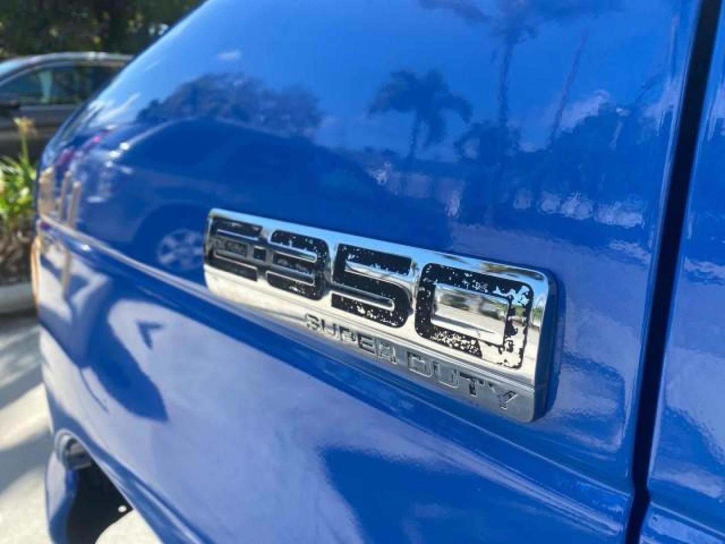 2006 True Blue Metallic /Medium Flint Ford Econoline Commercial Cutaway LOW MILES 27,641 1 OWNER (1FDWE35L16H) with an 5.4L SOHC EFI Triton V8 Engine engine, Automatic transmission, located at 4701 North Dixie Hwy, Pompano Beach, FL, 33064, (954) 422-2889, 26.240938, -80.123474 - OUR WEBPAGE FLORIDACARS1.COM HAS OVER 100 PHOTOS AND FREE CARFAX LINK 2006 FORD E350 SUPER DUTY 1 OWNER DUTY 13 FT BOX TRUCK VIN: 1FDWE35L16HB37597 1 F D W E 3 5 L 1 6 H B 3 7 5 9 7 CUTAWAY 5.4L V8 F GASOLINE REAR WHEEL DRIVE Features ABS Brakes Air Conditioning AM/FM Stereo Automatic Transmission V- Photo#40