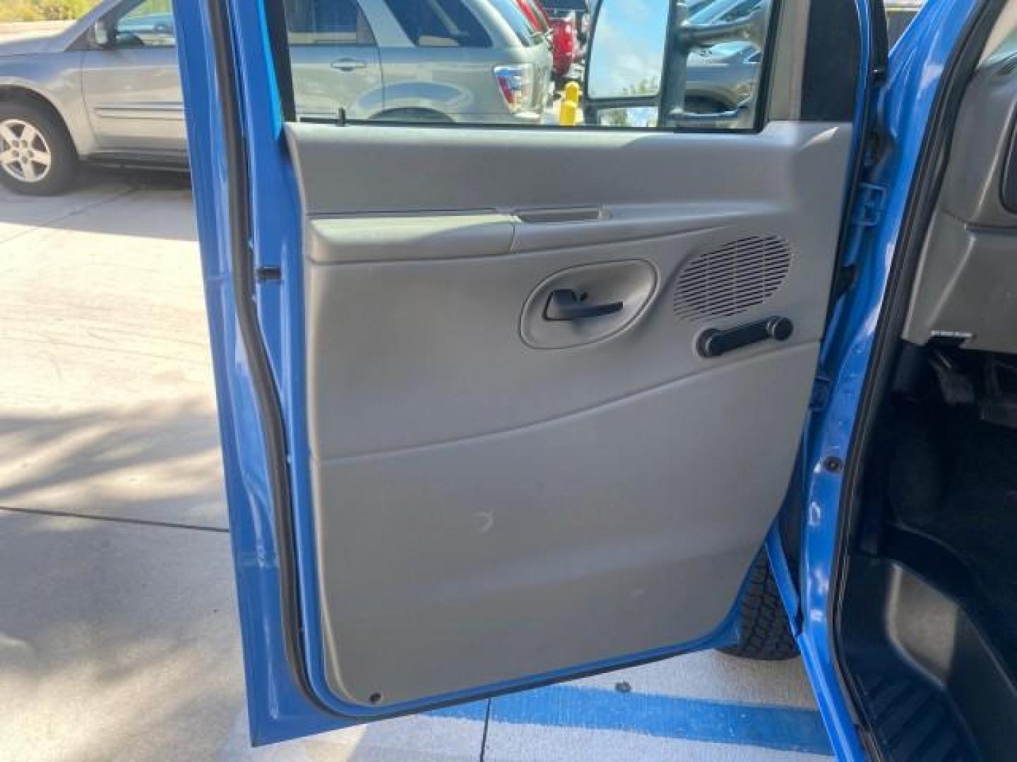 2006 True Blue Metallic /Medium Flint Ford Econoline Commercial Cutaway LOW MILES 27,641 1 OWNER (1FDWE35L16H) with an 5.4L SOHC EFI Triton V8 Engine engine, Automatic transmission, located at 4701 North Dixie Hwy, Pompano Beach, FL, 33064, (954) 422-2889, 26.240938, -80.123474 - OUR WEBPAGE FLORIDACARS1.COM HAS OVER 100 PHOTOS AND FREE CARFAX LINK 2006 FORD E350 SUPER DUTY 1 OWNER DUTY 13 FT BOX TRUCK VIN: 1FDWE35L16HB37597 1 F D W E 3 5 L 1 6 H B 3 7 5 9 7 CUTAWAY 5.4L V8 F GASOLINE REAR WHEEL DRIVE Features ABS Brakes Air Conditioning AM/FM Stereo Automatic Transmission V- Photo#41